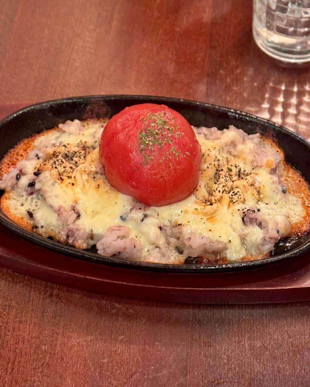 秋山具義さんのインスタグラム写真 - (秋山具義Instagram)「おでんで季節を体感する。 中目黒『関西煮 理』の香箱蟹のかに面は、浜茹でして送ってもらったものなので、身がふっくら、卵も味噌も出汁と合わさってめちゃくちゃ美味しい！ 牡蠣、鱈の白子、たらこのおでんも最高！ いつものトマトチーズ鉄板リゾットは天才的に美味しい！  #関西煮理 #かに面 #具義おでん2023 #具義中目黒2023」11月17日 1時28分 - gugitter