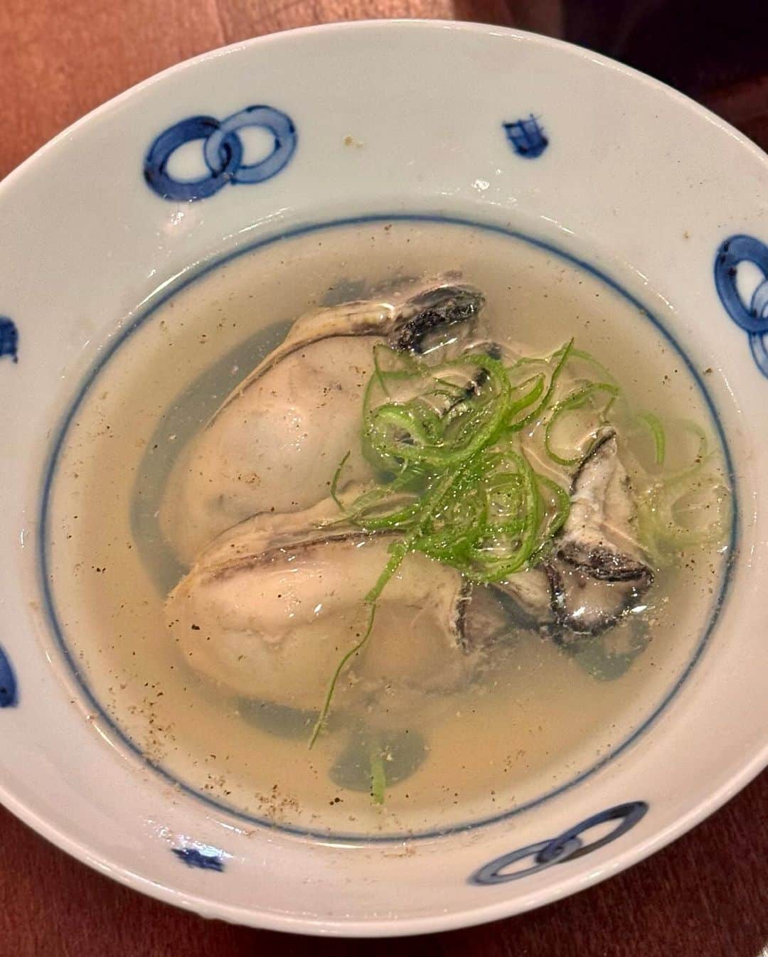 秋山具義さんのインスタグラム写真 - (秋山具義Instagram)「おでんで季節を体感する。 中目黒『関西煮 理』の香箱蟹のかに面は、浜茹でして送ってもらったものなので、身がふっくら、卵も味噌も出汁と合わさってめちゃくちゃ美味しい！ 牡蠣、鱈の白子、たらこのおでんも最高！ いつものトマトチーズ鉄板リゾットは天才的に美味しい！  #関西煮理 #かに面 #具義おでん2023 #具義中目黒2023」11月17日 1時28分 - gugitter