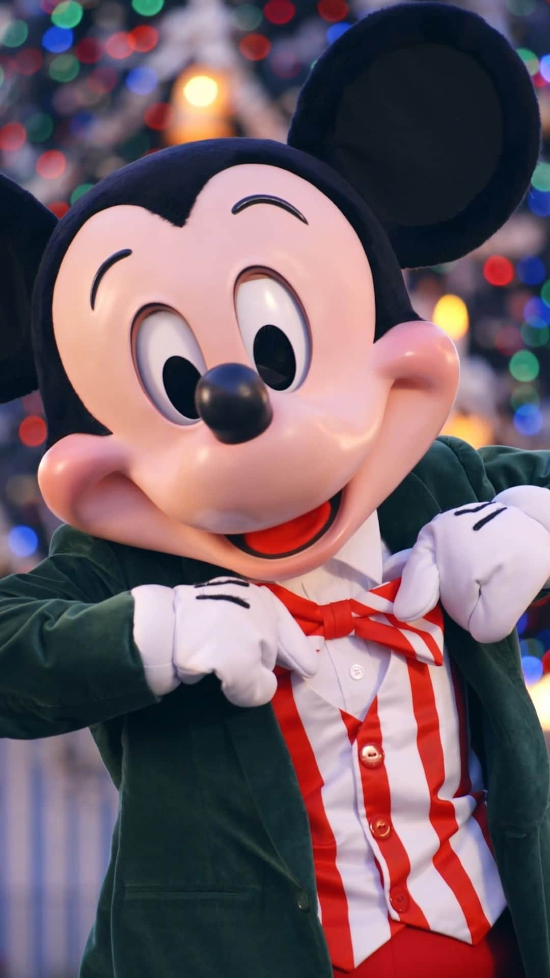 Walt Disney Worldのインスタグラム：「There's so much to see & do during the holidays at #WaltDisneyWorld Resort, we’ve got a top 10 list to give you a head start! Got any must-dos to add to the list? Share them below! 🎁🎄❄️」