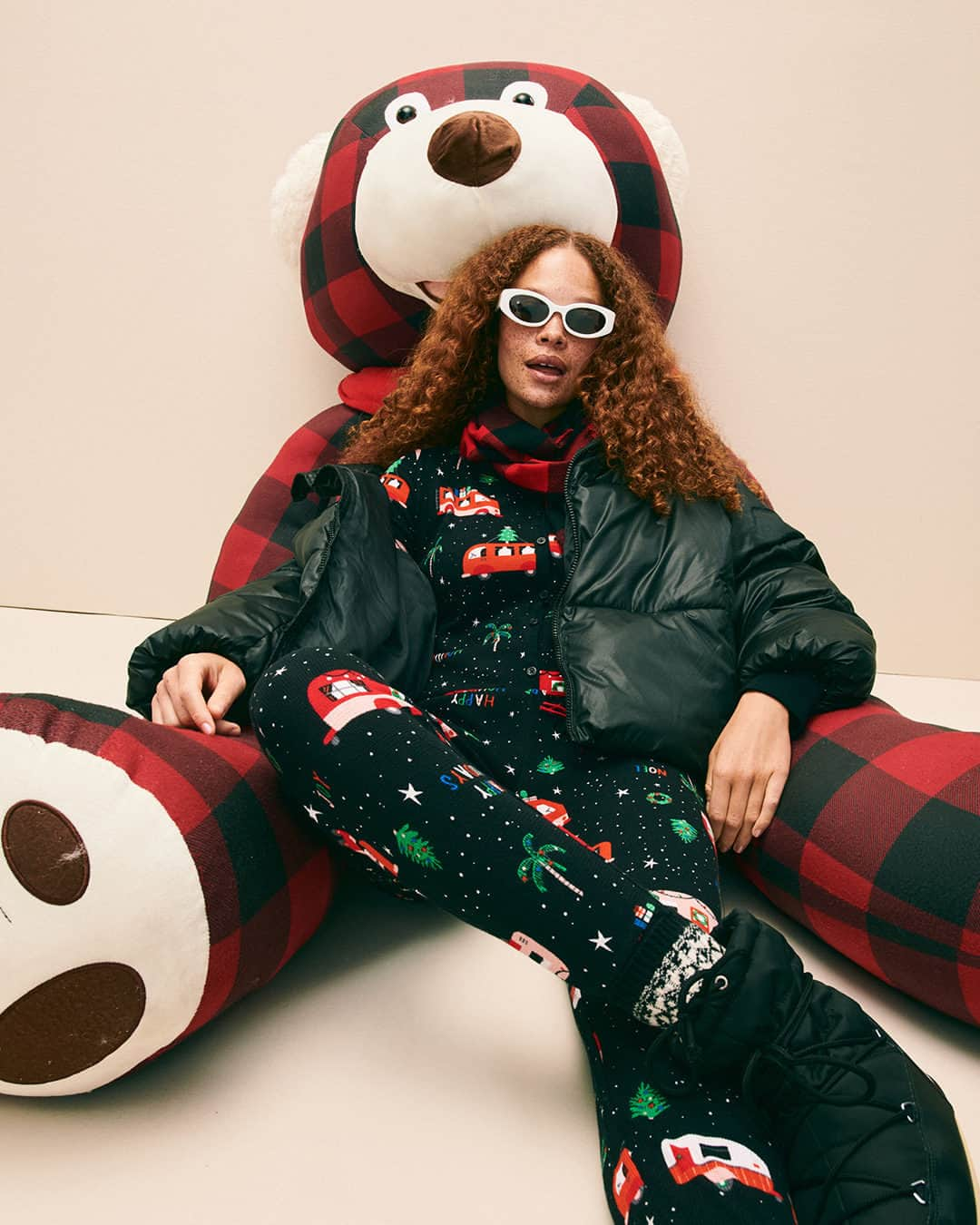 Old Navyのインスタグラム：「on our wishlist: camper jingle jams, a camper vacay, giant teddy bear to bring on camper vacay  #jinglefamjam #xmaswishlist #holidaypjs」