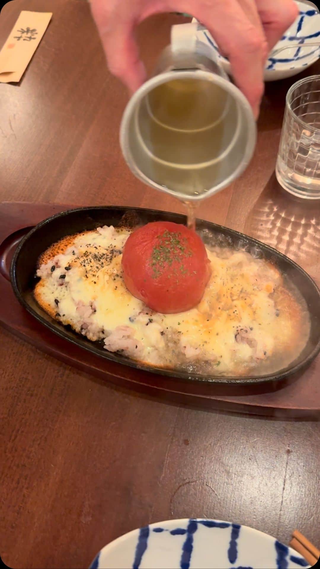 秋山具義のインスタグラム：「『関西煮 理』のトマトチーズ鉄板リゾット美味しすぎる！ 出汁の旨みとチーズのコクとトマトの甘さと酸味で素晴らしい料理になってます！  #関西煮理 #具義おでん2023 #具義中目黒2023」