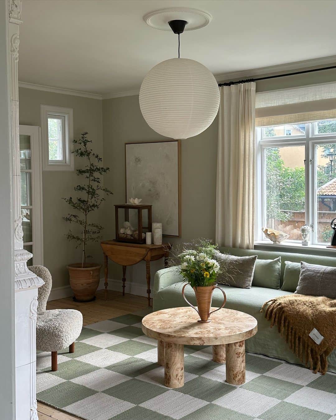 カロリーナ・イングマンのインスタグラム：「In collaboration with @layered_official. What a difference a change of color makes: The Somerset sofa in Sage Green from my collection for @layered_official.」