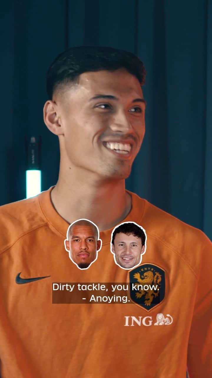 サッカー オランダ代表チームのインスタグラム：「Tackle + midfielder❔ Thinking of you, @nigeldejong! 👊💥  #NothingLikeOranje」