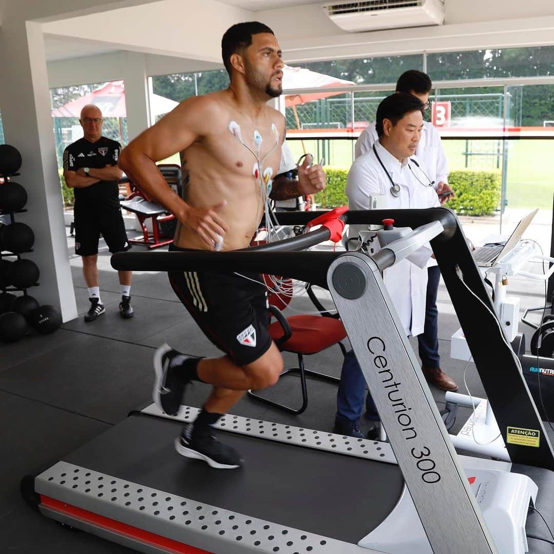 São Paulo FCさんのインスタグラム写真 - (São Paulo FCInstagram)「😀 Mais dois dias de pré-temporada em 2024! Fim da avaliações cardiológicas do elenco 🔚   Com a inédita bateria de exames realizada no Centro de Treinamento da Barra Funda, sem a necessidade de deslocamento para um hospital, o Tricolor ganhou mais tempo de preparação no próximo ano.  #VamosSãoPaulo 🇾🇪  📸 Rubens Chiri / saopaulofc」11月17日 1時43分 - saopaulofc