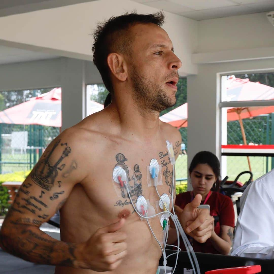 São Paulo FCのインスタグラム：「😀 Mais dois dias de pré-temporada em 2024! Fim da avaliações cardiológicas do elenco 🔚   Com a inédita bateria de exames realizada no Centro de Treinamento da Barra Funda, sem a necessidade de deslocamento para um hospital, o Tricolor ganhou mais tempo de preparação no próximo ano.  #VamosSãoPaulo 🇾🇪  📸 Rubens Chiri / saopaulofc」