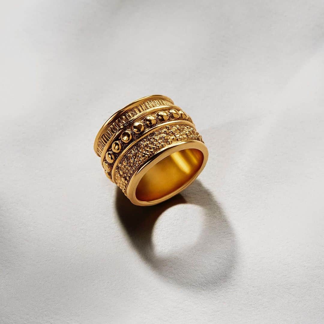 グーセンス パリのインスタグラム：「Pearl-like textured, stripped and golden, Goossens adorns our hands with sculptural details.  #goossensparis」