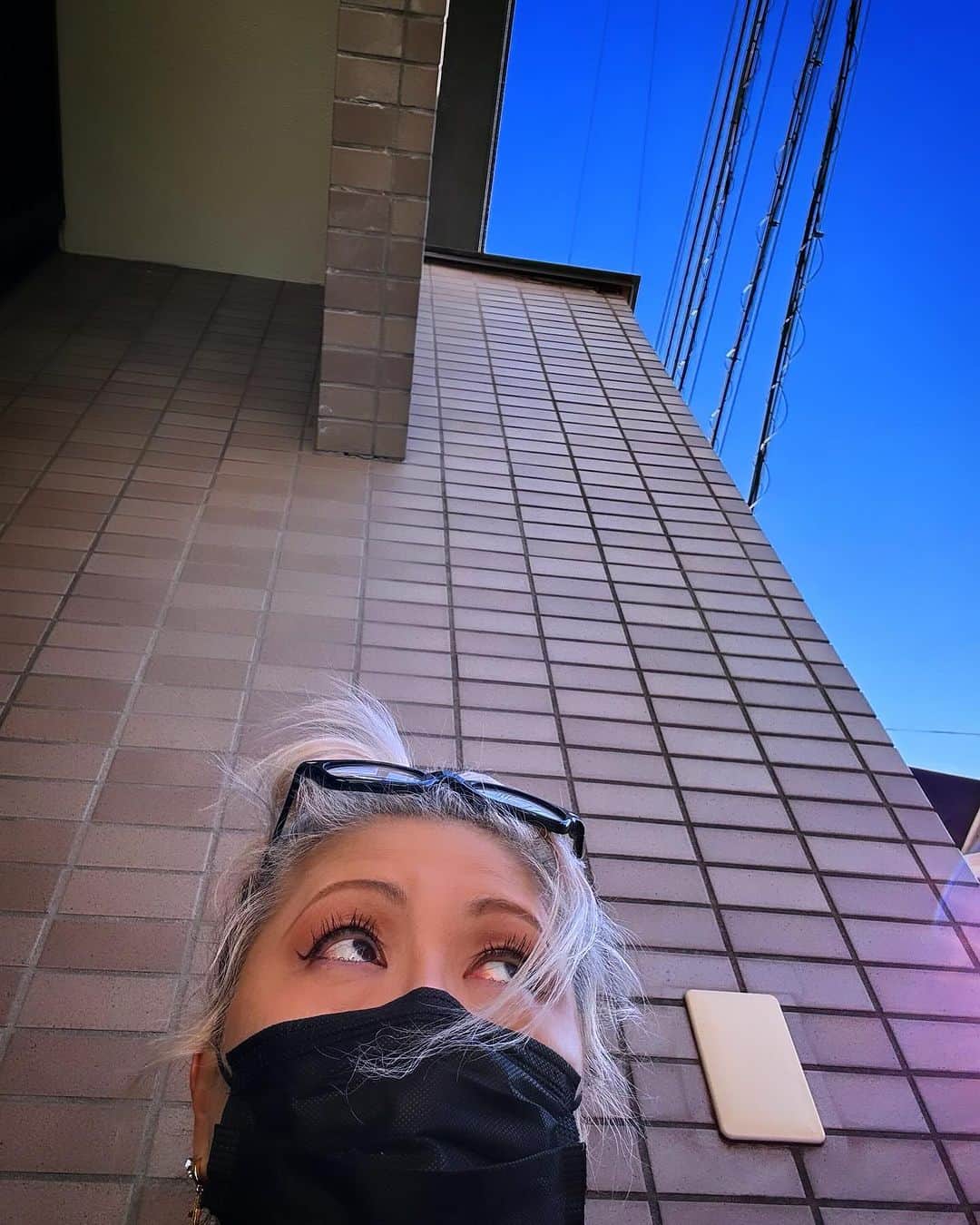 JILLのインスタグラム：「今日は年1の検診。 健康が1番大事なり。  20年ぐらいお世話になっている かかりつけ医さんは 先生も看護師さんたちも 皆、顔見知り。  この時期、検診で混雑する院内。 陽気も暖かいので、 しばし外の椅子で日向ぼっこ。  そして検診。  心電図測ってる間、 カーテンの向こうで 先生や看護師さんたちの 休むことのない会話を聞いていて すごいなぁ〜と。 いつも親身に診察してくれるので 感謝致します🙏  あと、なんだか病院にいると 幾つになっても 子どもみたいな自分に気づく。  採血で親指中にして握ってください、 と言われると、 必要以上にギュっと握りしめてたり、 おまけに目もつぶってたり💦  なんて言ってるうちに検診は順調に終了。  年末にライブがあるので気が抜けませんから、 今のうちにケア、ケア、です。  来週には初トライとなる PERSONAL MARKETもあるぅ。 FCのみの展開なので会員の皆さま、 今日、情報公開されましたので、 何卒、宜しくお願い致します🤲  最後に会計を終えて 「まいど」ってぼろっと言っちゃったら 受付の方々がばぁと笑ってくれました。  笑笑笑。 笑う門には福来る、でんがな。  #検診へ行こう  ———————————— #12月30日大手町三井ホール ———————————— #jillpersonz  #personz  #youtubepersonzチャンネル #note  #jillpersonz  #エアプレ #JILLプレ #ラジオ高崎 #三味線jill屋」