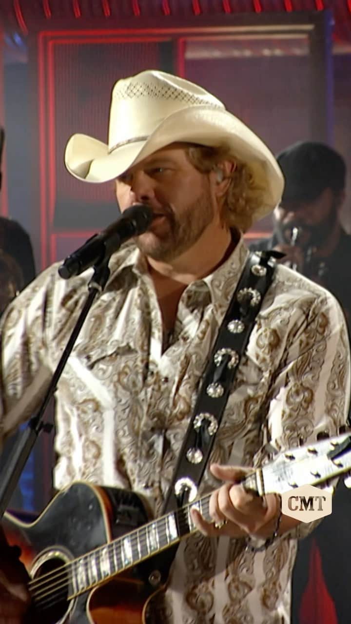 カントリー・ミュージック・テレビジョンのインスタグラム：「This song still puts a big smile on your face 20 years later!  Happy No. 1 anniversary to “I Love This Bar” 🥳 ❤️ 🥃 @tobykeith」