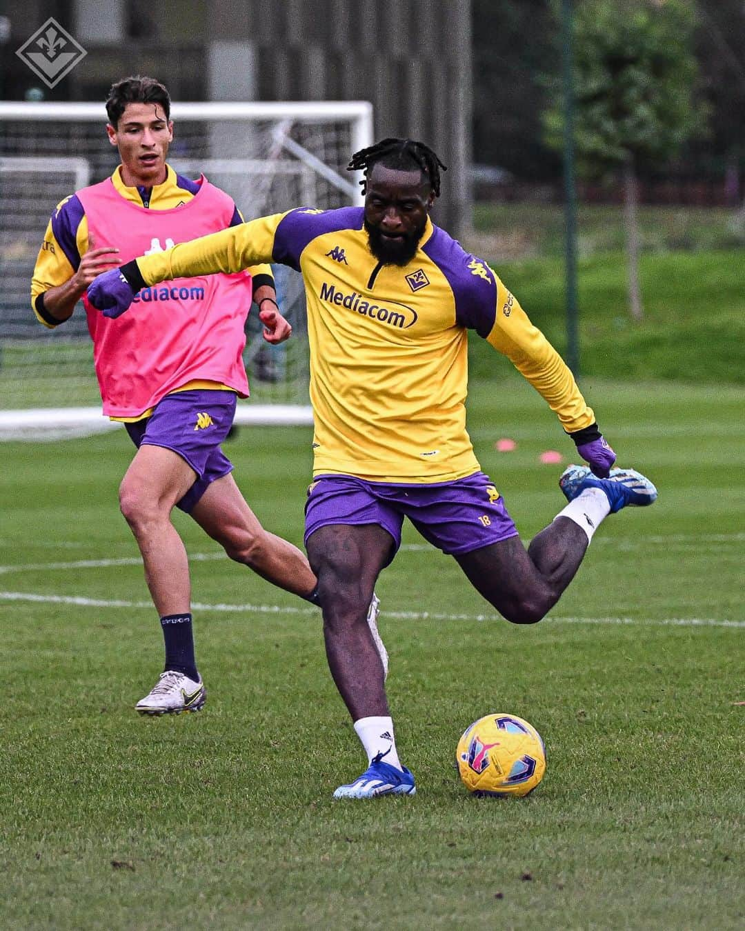 ACFフィオレンティーナさんのインスタグラム写真 - (ACFフィオレンティーナInstagram)「Training day💜⚜️  #forzaviola #fiorentina #violapark」11月17日 1時50分 - acffiorentina