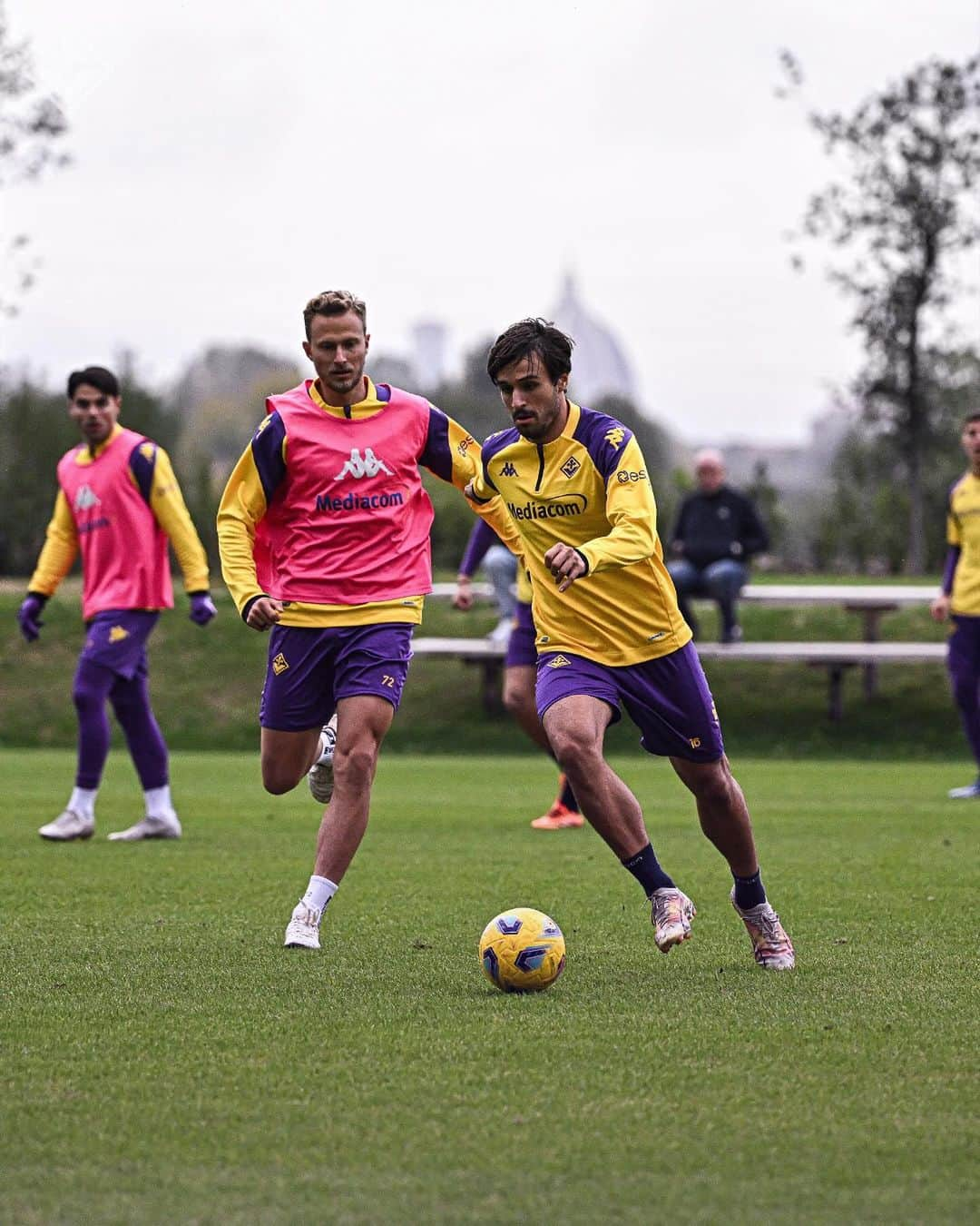 ACFフィオレンティーナさんのインスタグラム写真 - (ACFフィオレンティーナInstagram)「Training day💜⚜️  #forzaviola #fiorentina #violapark」11月17日 1時50分 - acffiorentina