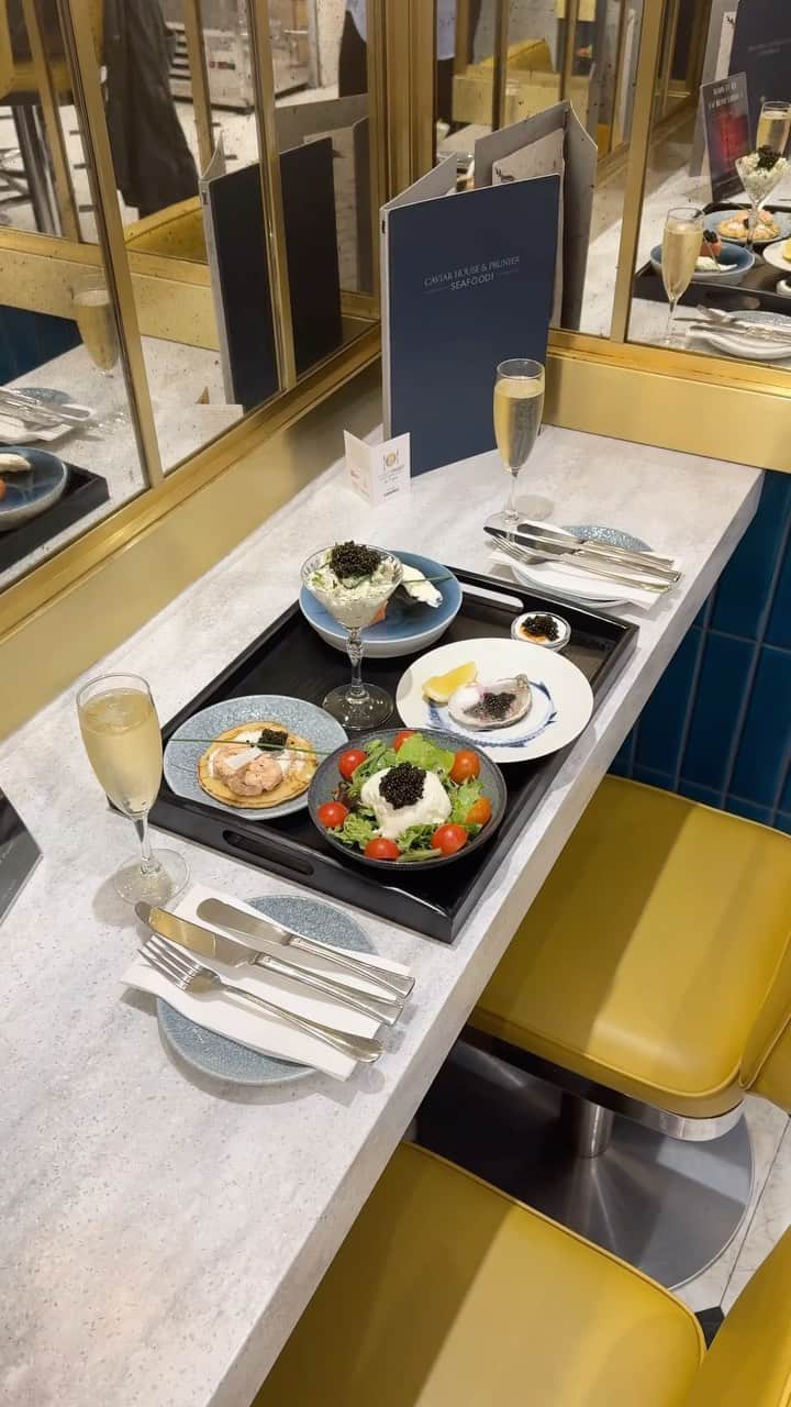 セルフリッジズのインスタグラム：「Dramatic dining 🍽 • Book a festive celebration, raise a glass or refuel in style at one of our restaurants and bars.   From interval nibbles to a full Christmas spread, tap the link in bio to book a table.」