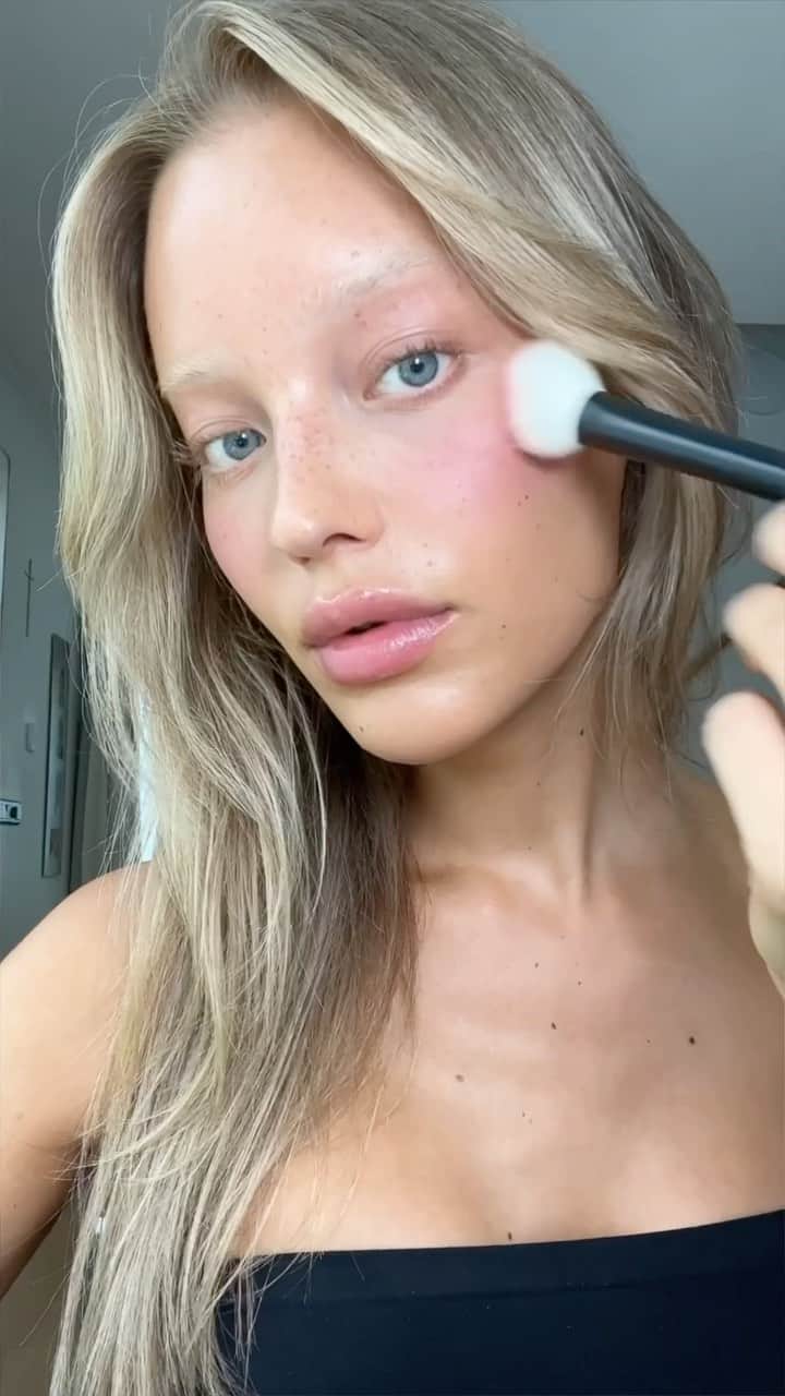 パット・マグラスのインスタグラム：「FLEUREVER IN BLOOM ✨💎✨ Bask in the ethereal beauty of New Limited Edition Divine Blush + Bronze + Glow Trio seen here on major #McGrathMuse @maartjeconvens. Heaven! ✨💎✨ Shop NOW at PATMcGRATH.COM   ✨STARRING✨ Skin Fetish: Sublime Perfection Foundation  Skin Fetish: Sublime Perfection Concealer Skin Fetish: Sublime Perfection Setting Powder Divine Blush + Bronze + Glow Trio: Fleurever Nude ‘NUDE HONEY’ - Neutral Bronze ‘NAKED PEONY’ - Bright Warm Pink ‘OPAL ALLURE’ - Sheer Peach with Opalescent Sheen Lip Fetish Sheer Colour Balm」