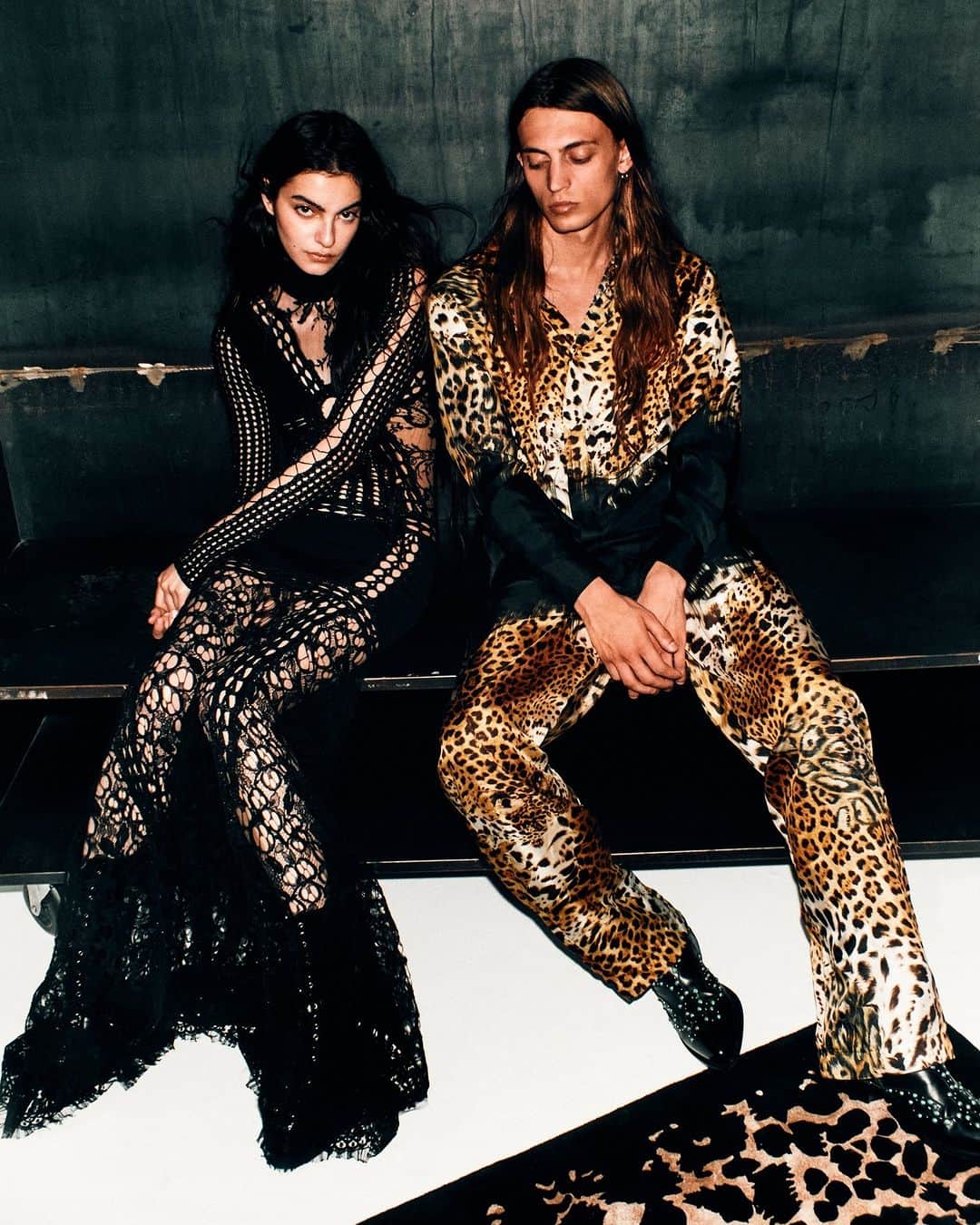 ロベルトカバリのインスタグラム：「Rock’n’Roll. Dare to be bold with head to toe see-through for her and leopard for him, all designed by @faustopuglisi.  Discover the #RobertoCavalliFW2324 collection at the link in bio or visit your nearest #RobertoCavalli boutique.」