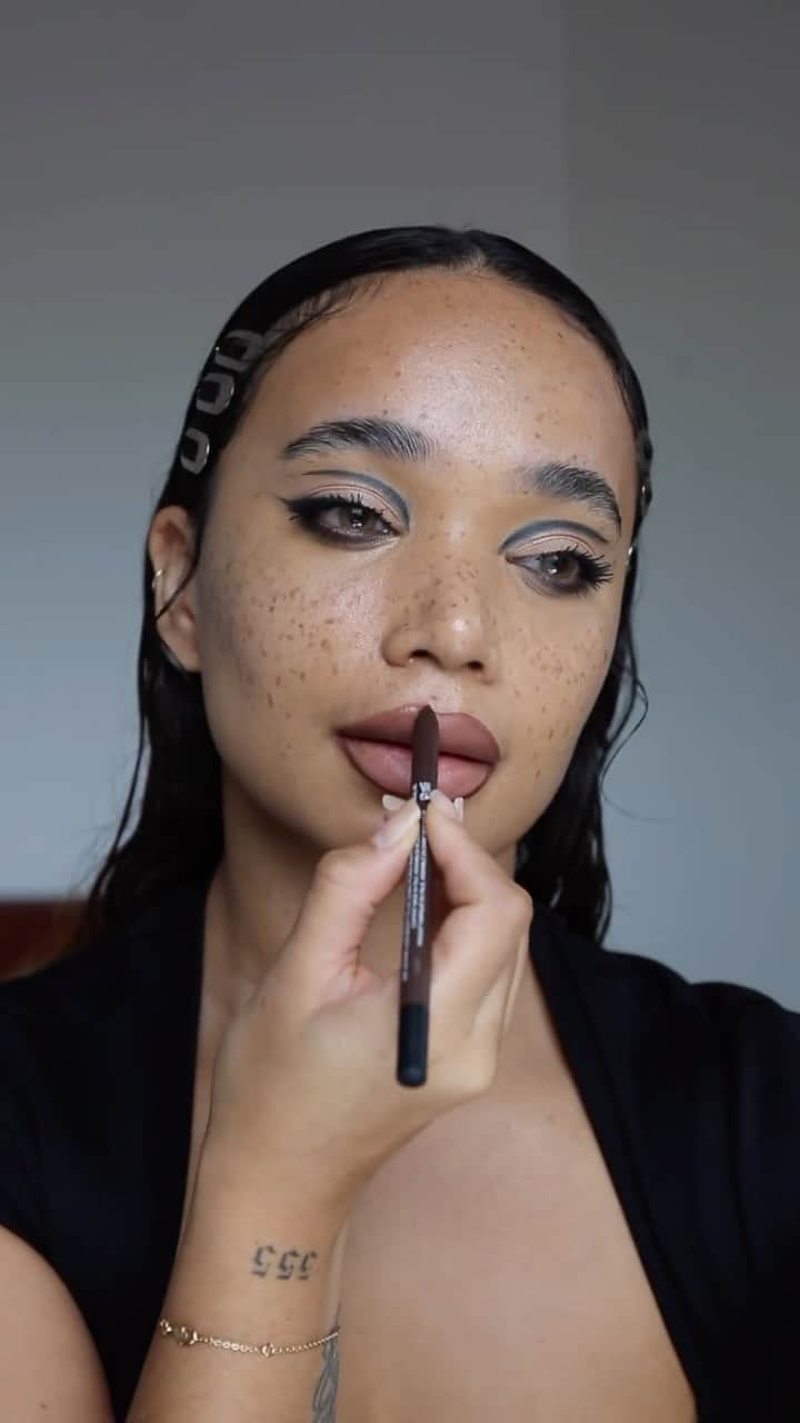 Huda Kattanのインスタグラム：「@cecilialaulanne, this fierce AF cut-crease has us in our Pretty Grunge feels. Seriously, how can you not obsess over this look?   She grabs:  🖤 Creamy Kohl Eye Pencil in shade Very Vanta  🖤 Pretty Grunge Eyeshadow Palette in shades Grunge, Heroine & Stand Up 🖤 LEGIT Lashes Mascara 🖤 Lip Contour 2.0 in shade Very Brown & Nocturnal  🖤 Power Bullet Matte Lipstick in shade Anniversary 🖤 Silk Balm in shade Goth Gloss  🖤 Pretty Grunge Face Gloss  🖤 Easy Bake And Snatch Pressed Powder in shade Blondie   🌍 𝗔𝗩𝗔𝗜𝗟𝗔𝗕𝗟𝗘 𝗚𝗟𝗢𝗕𝗔𝗟𝗟𝗬 🌎 #PrettyGrunge」