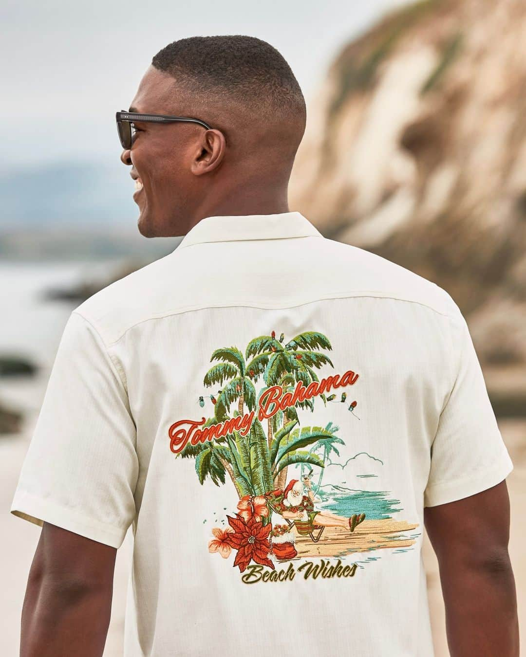 トミー バハマさんのインスタグラム写真 - (トミー バハマInstagram)「Holiday-Exclusive Shirt Drop #3 of 5! Give everyone your *beach* regards in polished silk with conversation-starting embroidery.」11月17日 2時00分 - tbahama