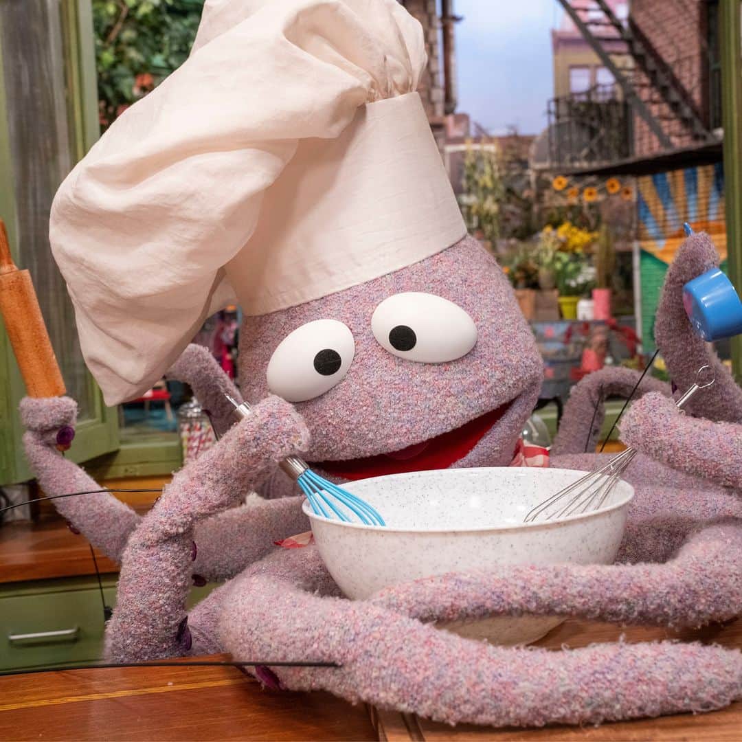 セサミストリートのインスタグラム：「How we feel when heating up a frozen dinner. 🍽️🍳👩‍🍳」