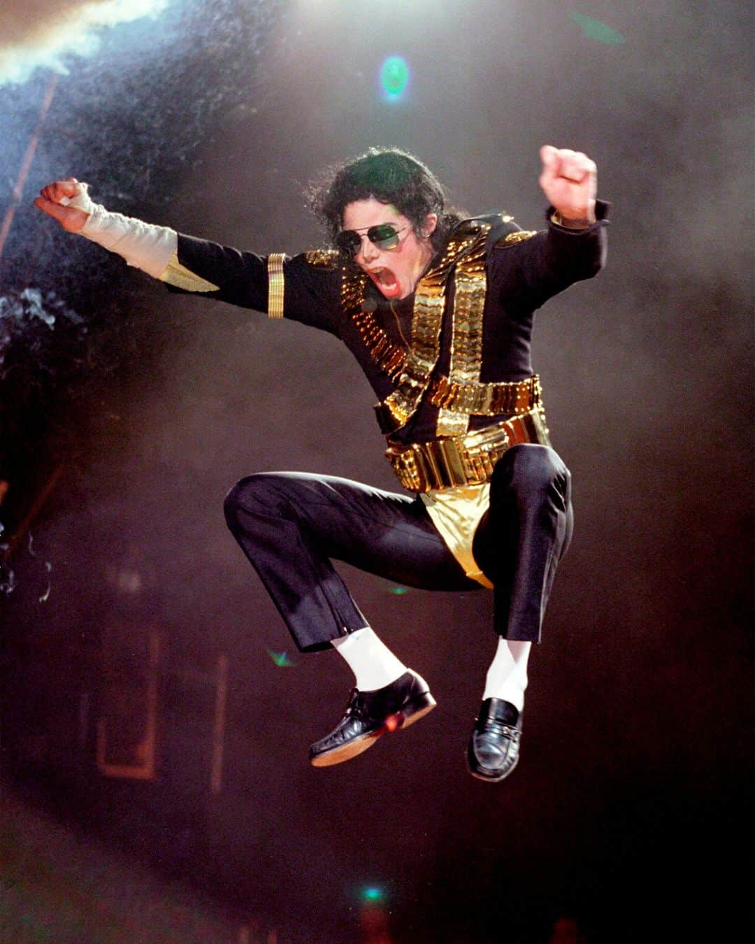 マイケル・ジャクソンのインスタグラム：「During the Dangerous Tour in 1992-93, Michael would make an entrance to the stage using a "toaster" effect which consisted of him being thrust up from below the stage via a rapidly rising catapult and launching him several feet above the stage from which he would land back on the stage and setting off pyrotechnics at the same time.」