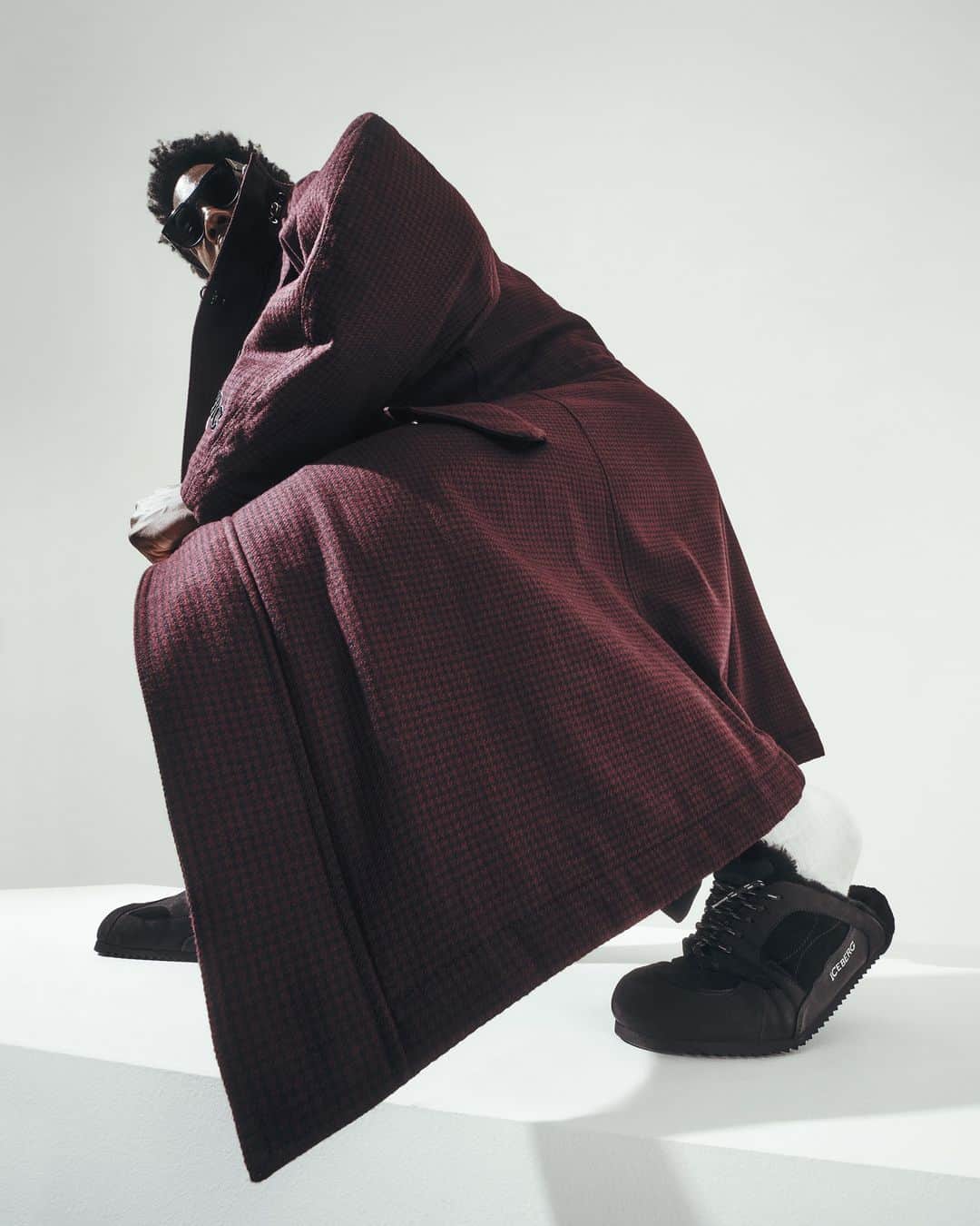 アイスバーグのインスタグラム：「Elegance in motion. Embracing winter's chill with ICEBERG coat in pied de poule sustainable wool, perfectly complemented with the ICEBERG mules thinked for the winter season.  Discover more in store and at iceberg.com  #iceberg1974 #iceberg #fw23」