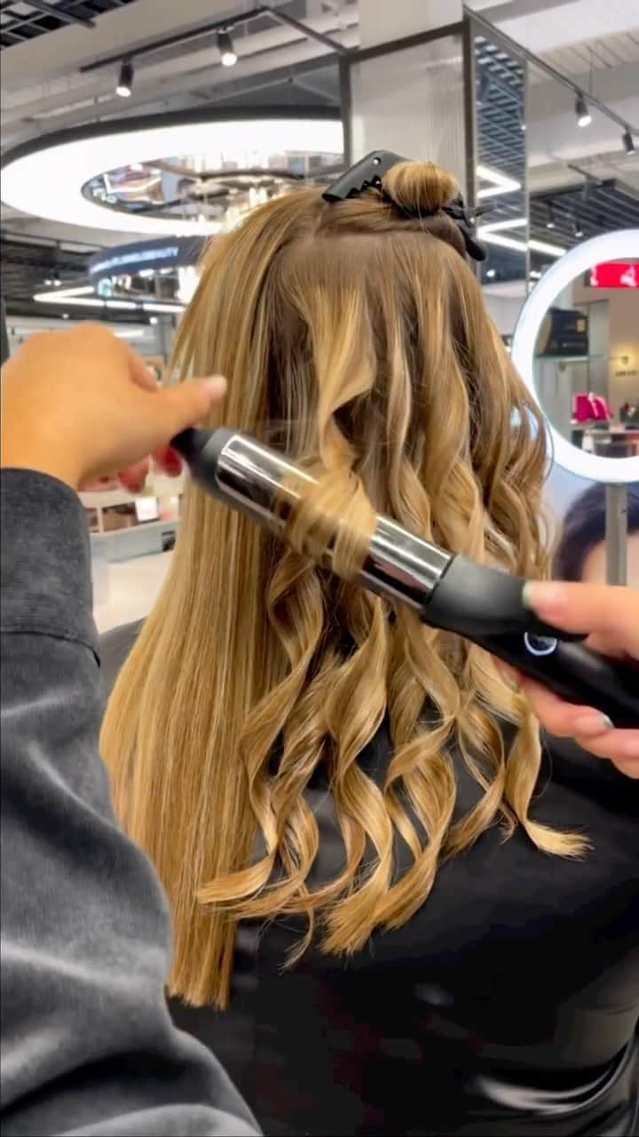 ghd hairのインスタグラム：「It feels like Christmas eve here at ghd HQ because it’s nearly BLACK FRIDAY! 🤗 We’ve set our alarms, we suggest setting yours too, you wont want to miss it ⏰👀  #ghd #ghdhair #blackfriday #haircaredeals #blackfriday23 #blackfridayhaircare」