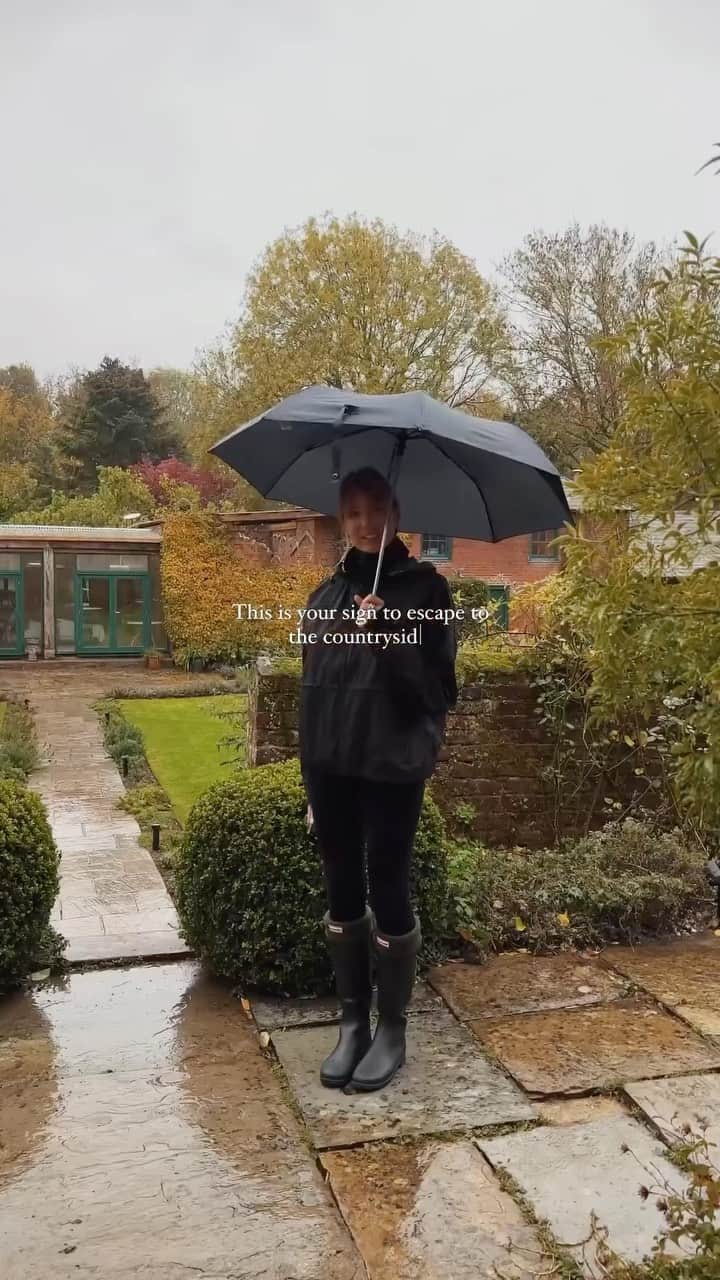 ハンターブーツのインスタグラム：「This is your sign to escape to the countryside 🫶 #HunterBoots #StyledInHunter  📹 @kimturkington_」
