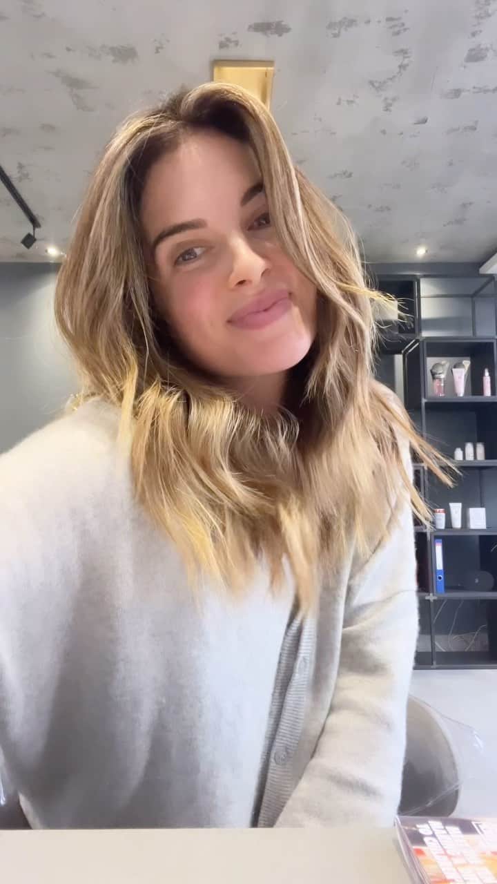 アレクサンドラ・フェルステッドのインスタグラム：「Lil re FRESH for Christmas ding dongs!!! 🔔🥳🎄🫶🏼」