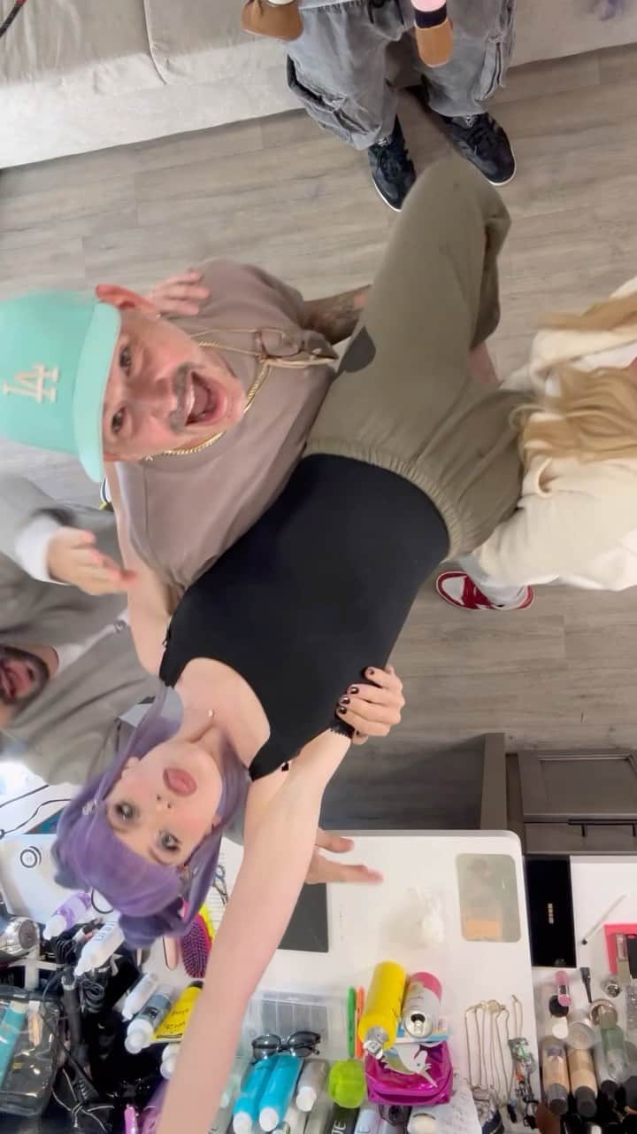 ケリー・オズボーンのインスタグラム：「Name a better squad 💜」