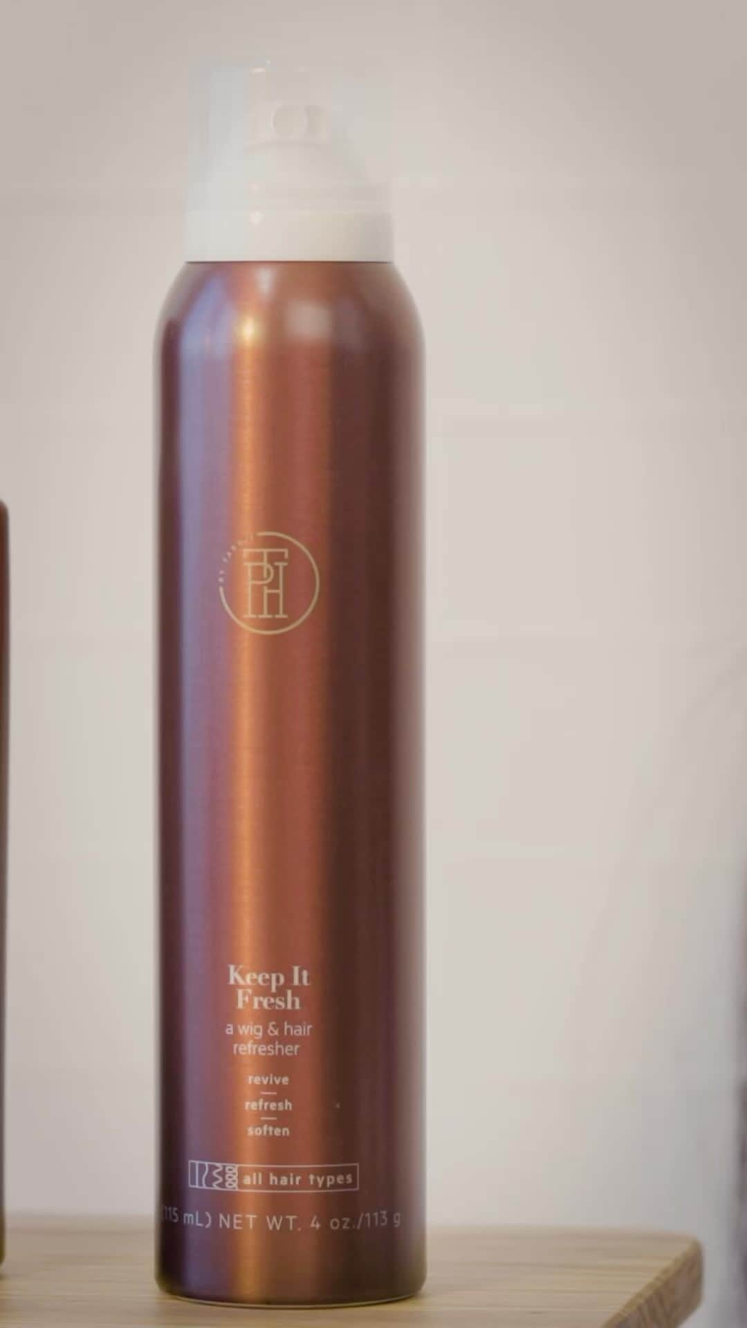 タラジ・P・ヘンソンのインスタグラム：「Refresh and rest your protective styles with my @tphbytaraji Keep It Fresh Hair Refresher 🤎🤎🤎🍎 It’s perfect to use in between wash days or before stepping out!!!! 💃🏾💃🏾💃🏾」