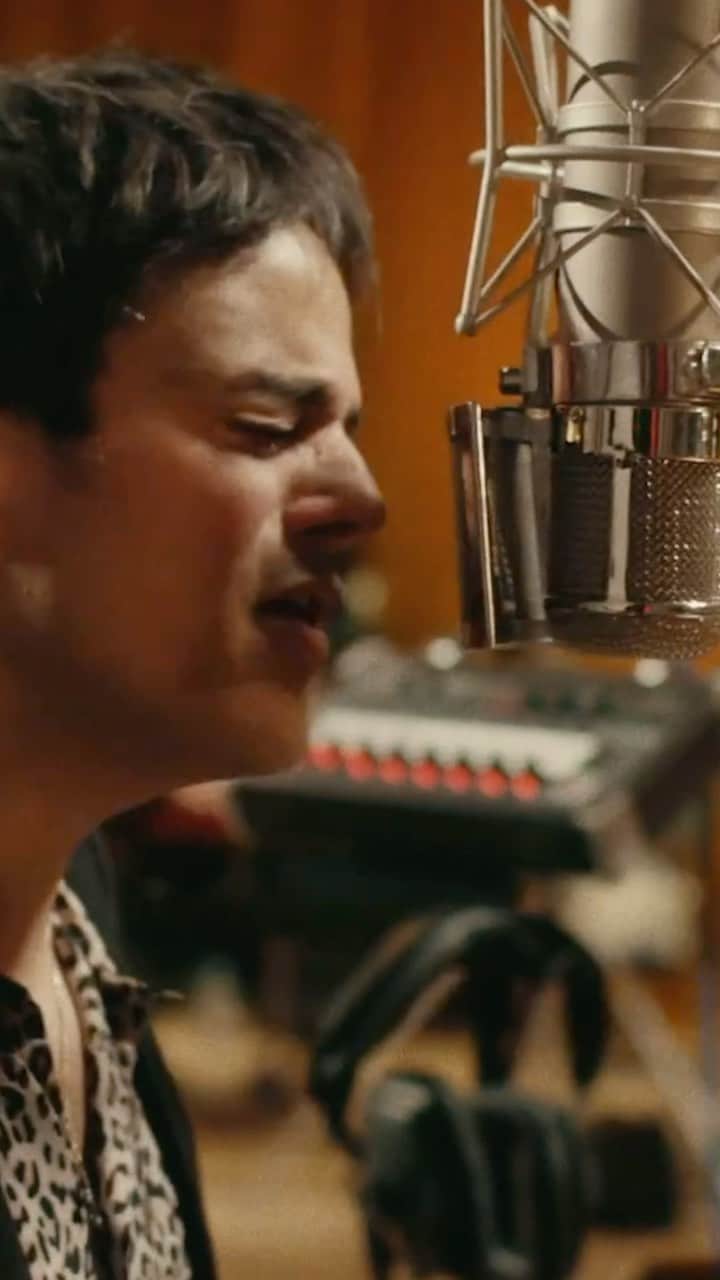 ジェイミー・カラムのインスタグラム：「Here’s a throwback to my performance of Turn On The Lights at Abbey Road. Somehow it’s coming round again!」