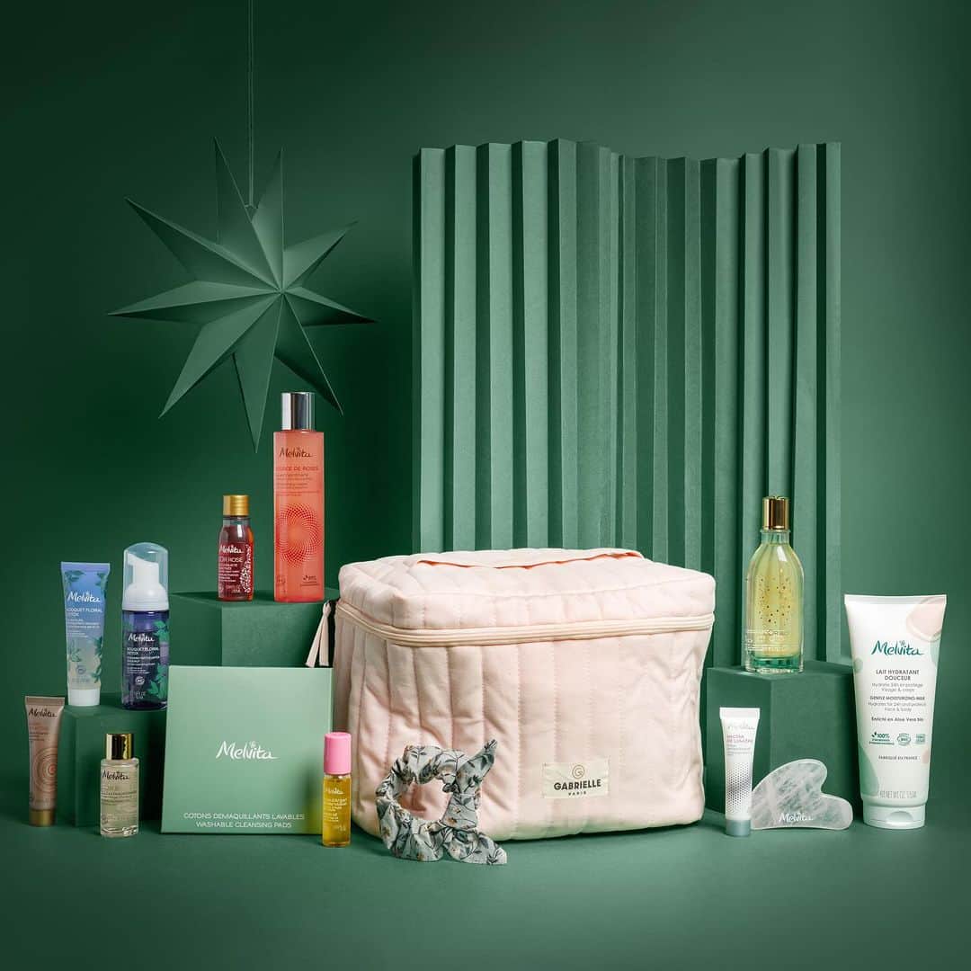 Melvita Officialのインスタグラム：「Découvrez le calendrier de l'avent Melvita x Gabrielle Paris en édition limitée ✨  Préparez-vous à être émerveillé chaque matin avec une surprise spéciale qui rendra votre mois de décembre encore plus magique 💫 Son truc en plus ? Il se présente sous forme de vanity donc vous pourrez le réutiliser à l'infini !  Cette merveille est disponible en quantité TRES limitée donc foncez vite sur Melvita.fr pour l'obtenir 🥰」