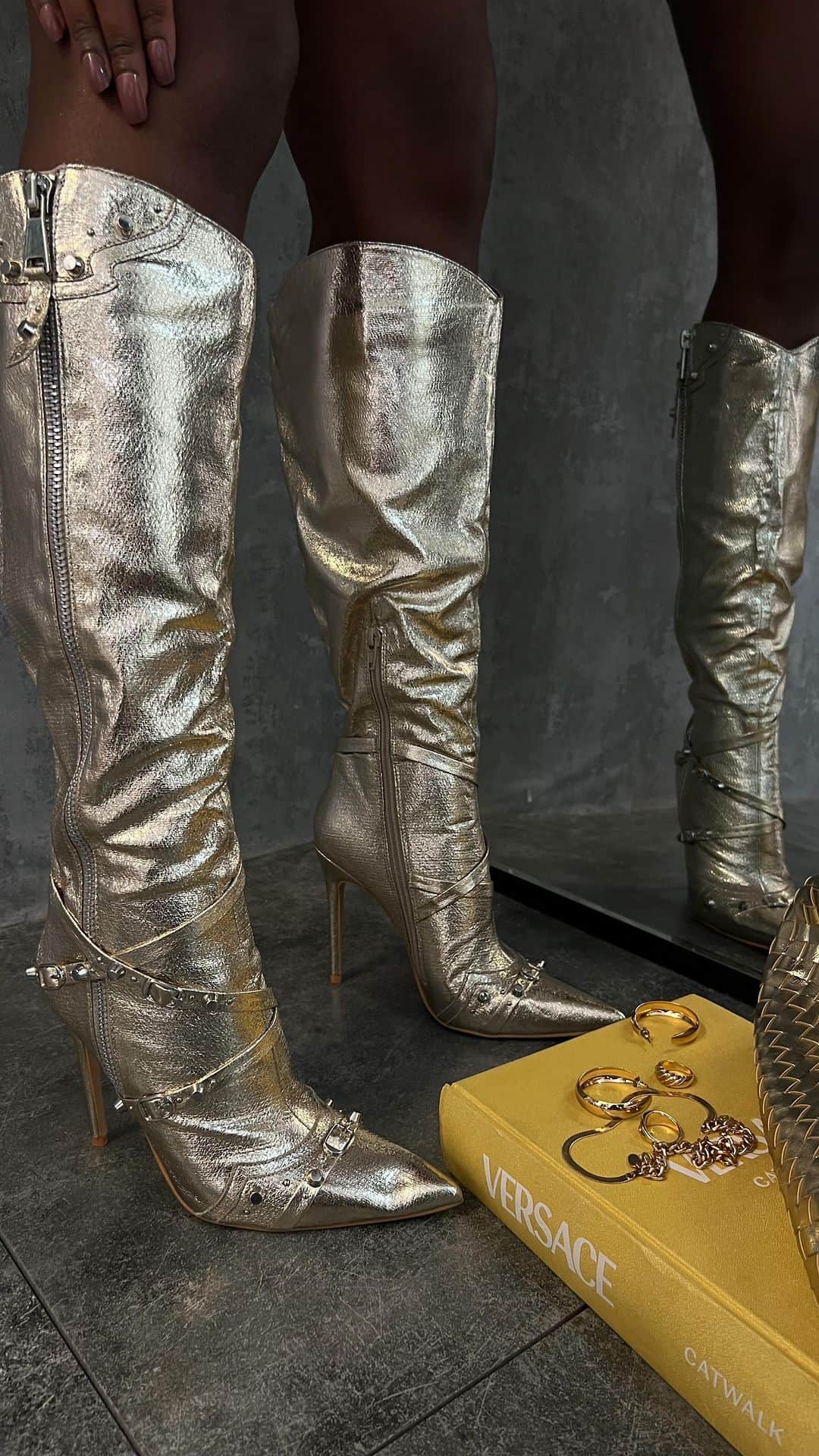 Public Desireのインスタグラム：「Your sign to add more gold to your shoe-drobe ⚡️💸  UP TO 80% OFF CYBER SALE LIVE NOW 🚨  🔎 Worthy Gold - AVAILABLE TO PRE- ORDER NOW … 🛒」