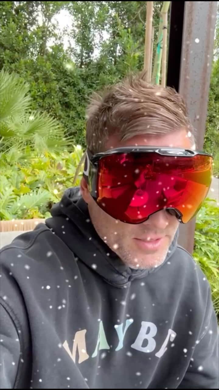 カスケイドのインスタグラム：「🎟️ Tix go live FRI 11.17 10 AM Pacific🎟️ Last hours to sign up for early access (and your best chance) to get tickets to Kaskade Christmas live show at LA’s Orpheum Theatre! ((LINK IN BIO TO SIGN UP)) 🔴 ⚪️ Kaskade Christmas Vol 1 + 2 Vinyl will be available at the show」