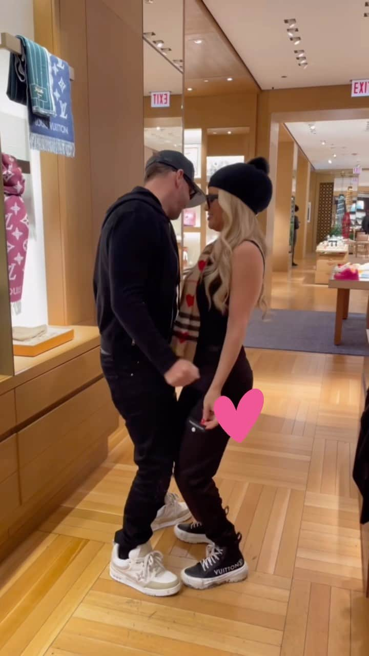 ドニー・ウォルバーグのインスタグラム：「Bop while you shop. ❤️ #love #dance @jennymccarthy」