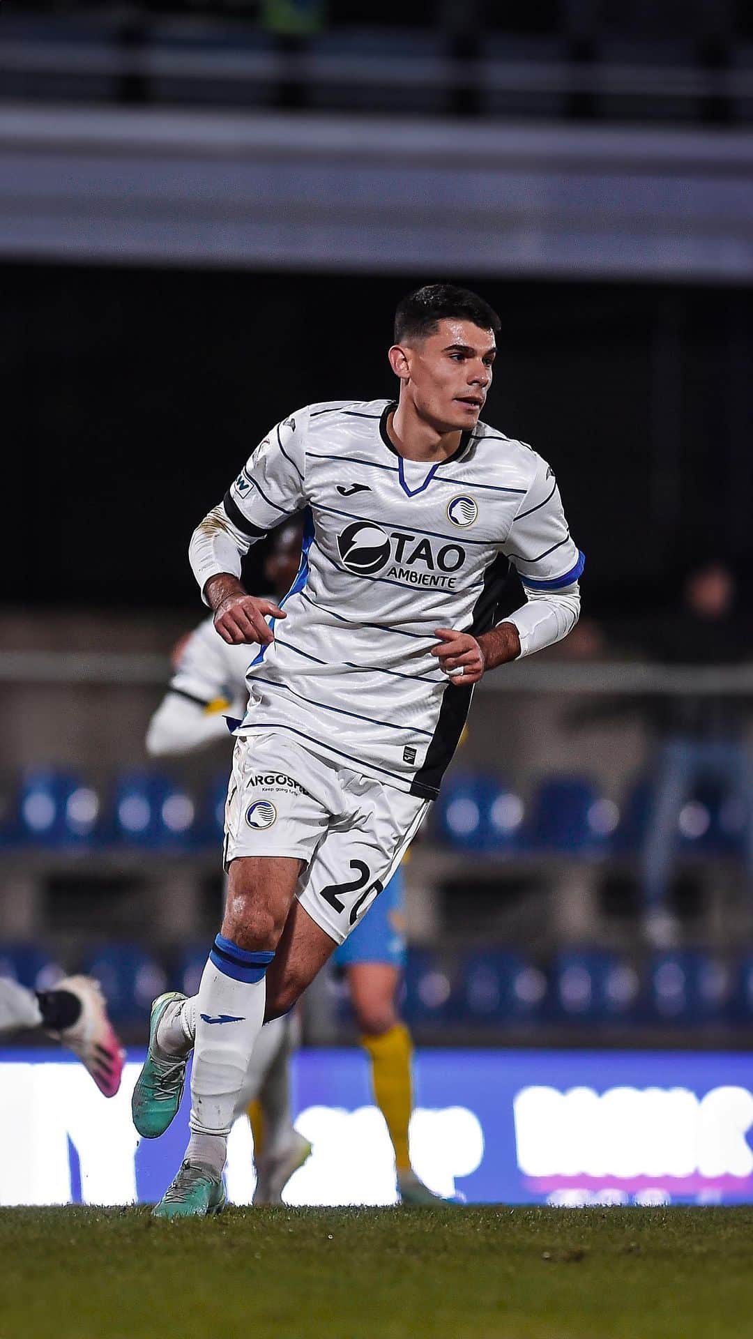 アタランタBCのインスタグラム：「@giuseppe_di_serio fa quello che vuole 🤷🏻‍♂️  #DiSerio ballin’ 😎  #AtalantaU23 #GoAtalantaGo ⚫️🔵」