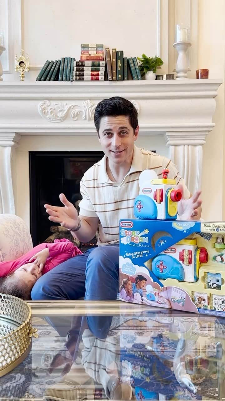 デヴィッド・ヘンリーのインスタグラム：「Little Tikes has been such a joy to share with my kids. James and Pia’s current obsession is the Little Tikes Story Dream Machine! It’s a great portable story time projector that works as an early reading tool and sleep solution. The bedtime routine truly has never been easier. This product has been a dream for our family!  . . . . . #LittleTikesStoryDreamMachine #Littletikes #StoryDreamMachine #DadHacks #ad」