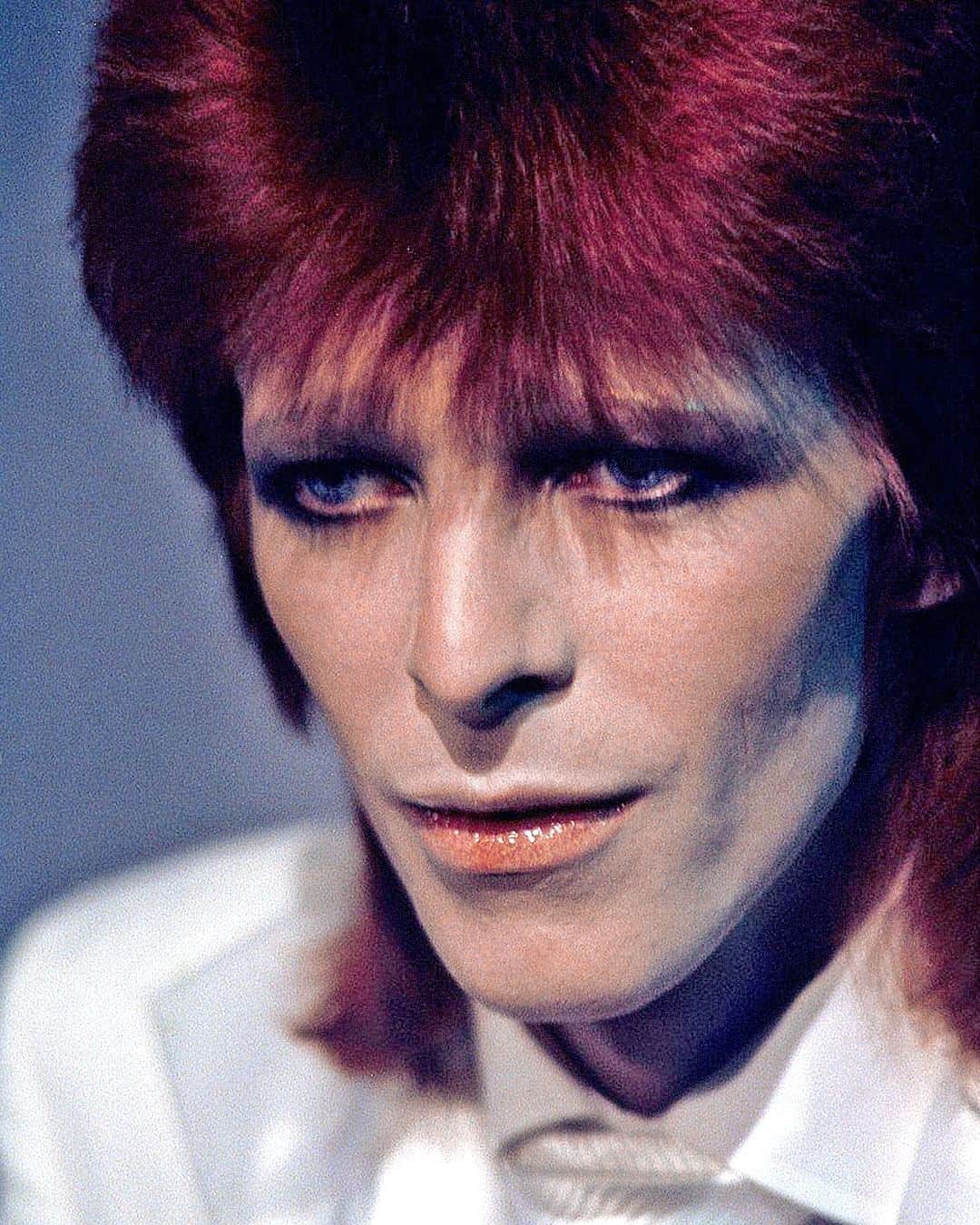 デヴィッド・ボウイのインスタグラム：「THE 1980 FLOOR SHOW BROADCAST 50 YEARS AGO TODAY   “Beware the savage jaw...”  Today marks the 50th anniversary of the broadcast of David Bowie’s The 1980 Floor Show, which was used as both a promotional tool for Pin Ups and to further break into the American market.  It would be Bowie’s last public performance with the two remaining Spiders From Mars, as drummer Woody Woodmansey was no longer a part of the band line up, having been replaced by Aynsley Dunbar.   The 1980 Floor Show was a lavish stage production that took place over three days at Bowie’s old haunt, The Marquee Club in London’s Soho.  Filmed in front of fan club members for the American NBC TV late night show, The Midnight Special, you can read another fine in-depth piece by Jason Draper over on Dig! via the link below.  ‘THE 1980 FLOOR SHOW’: THE FULL STORY BEHIND DAVID BOWIE’S 1973 TV SPECIAL - https://www.thisisdig.com/feature/david-bowie-the-1980-floor-show-full-story/ (Linktree in bio)  Check out most of the performances while you’re there.  Live images by Mick Rock and Terry O'Neill  #BowiePinUps50 #1980FloorShow」