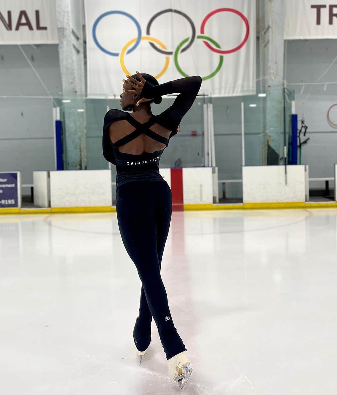 マエ＝ベレニス・メイテのインスタグラム：「IGNITE your dreams ✨🔥 with the newest @chiquesport collection   Grateful to do what I love while being empowered to do it in style every time I step on the ice. Treat yourself with one (or more 😉) items from the IGNITE collection. I’m rocking the long sleeve in black (but they have introduced brand new colors -truffle, spice, taupe - and they are just..😍🤎)   And tell them I sent you at using my code MAE10 at check out for a 10% discount on your order ✨  Ceci est une collaboration commerciale non rémunérée (gifting)」