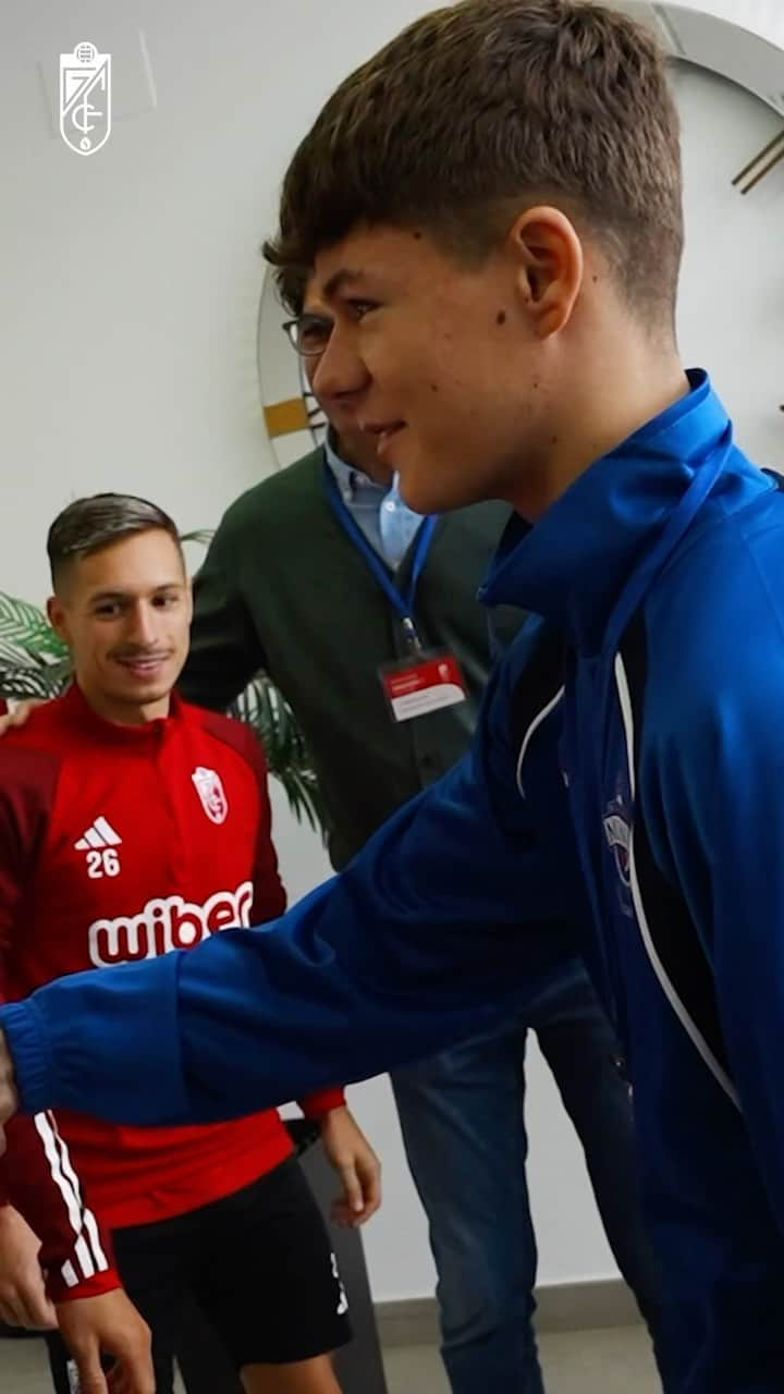 グラナダCFのインスタグラム：「🥹 La historia de Álvaro Hernández y José Ortega.    Hoy ha podido conocer a sus ídolos en la Ciudad Deportiva. 🤝🏼❤️  🔝 Verte feliz es el mayor regalo, Álvaro.  #𝙀𝙩𝙚𝙧𝙣𝙖𝙇𝙪𝙘𝙝𝙖 🇦🇹」