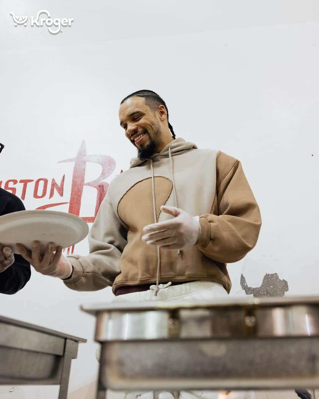 ヒューストン・ロケッツのインスタグラム：「DB showing love at the Boys and Girls Club of Greater Houston.   Dillon catered and helped serve a Thanksgiving meal for 150 Boys & Girls Club members and their families.   #RocketsGiveBack | @KrogerCo」