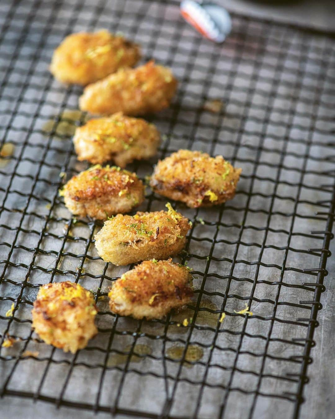 ナイジェラ・ローソンのインスタグラム：「This week’s #CookbookCorner features the beautiful #Mussels by @sergioherman. And to get his recipe for Pan-Fried Mussels with Citrus and Chili, click on link in bio. Most of you may know what’s meant by “click on link in bio”, so just skip this bit, but for those who don’t, let me explain: tap on my name right up top, which will take you to a page that has a link on it that says www.nigella.com/instagram. When you click on this link, it will take you to a page of photographs: click on the photograph you want the recipe for – you sometimes have to tap a couple of times for some reason – and you will be taken to the review, then it!  . Photography: @kris_vlegels and @chantalarnts Book design: @condobleefe and @mrgn.ln and @grietjeuytdenhouwen and @miriambrunsveld」