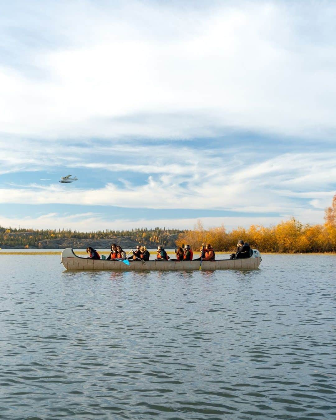 Explore Canadaさんのインスタグラム写真 - (Explore CanadaInstagram)「Canoe-building and paddling are ways Indigenous Peoples’ connect with their traditional ways of life. 🛶  Experience the sights and sounds of the Northwest Territories by joining a guided canoe experience from @narwal_north – an Indigenous-owned and operated family business.  📷: @destinationindigenous 📍: Northwest Territories @SpectaculatNWT   #ExploreCanada #SpectacularNWT  Photo description:  Photo 1) People paddling in a canoe in a blue body of water.  A plane flies above them. In the distance there are yellow and green trees. Photo 2) Aerial view of a canoe with people paddling. In the distance there are yellow and green trees.」11月17日 2時30分 - explorecanada