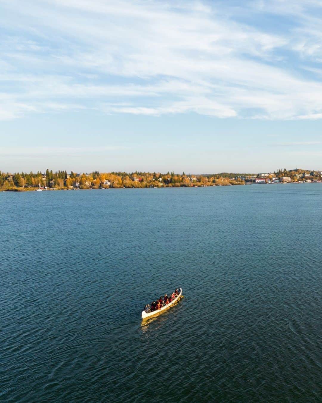 Explore Canadaのインスタグラム：「Canoe-building and paddling are ways Indigenous Peoples’ connect with their traditional ways of life. 🛶  Experience the sights and sounds of the Northwest Territories by joining a guided canoe experience from @narwal_north – an Indigenous-owned and operated family business.  📷: @destinationindigenous 📍: Northwest Territories @SpectaculatNWT   #ExploreCanada #SpectacularNWT  Photo description:  Photo 1) People paddling in a canoe in a blue body of water.  A plane flies above them. In the distance there are yellow and green trees. Photo 2) Aerial view of a canoe with people paddling. In the distance there are yellow and green trees.」