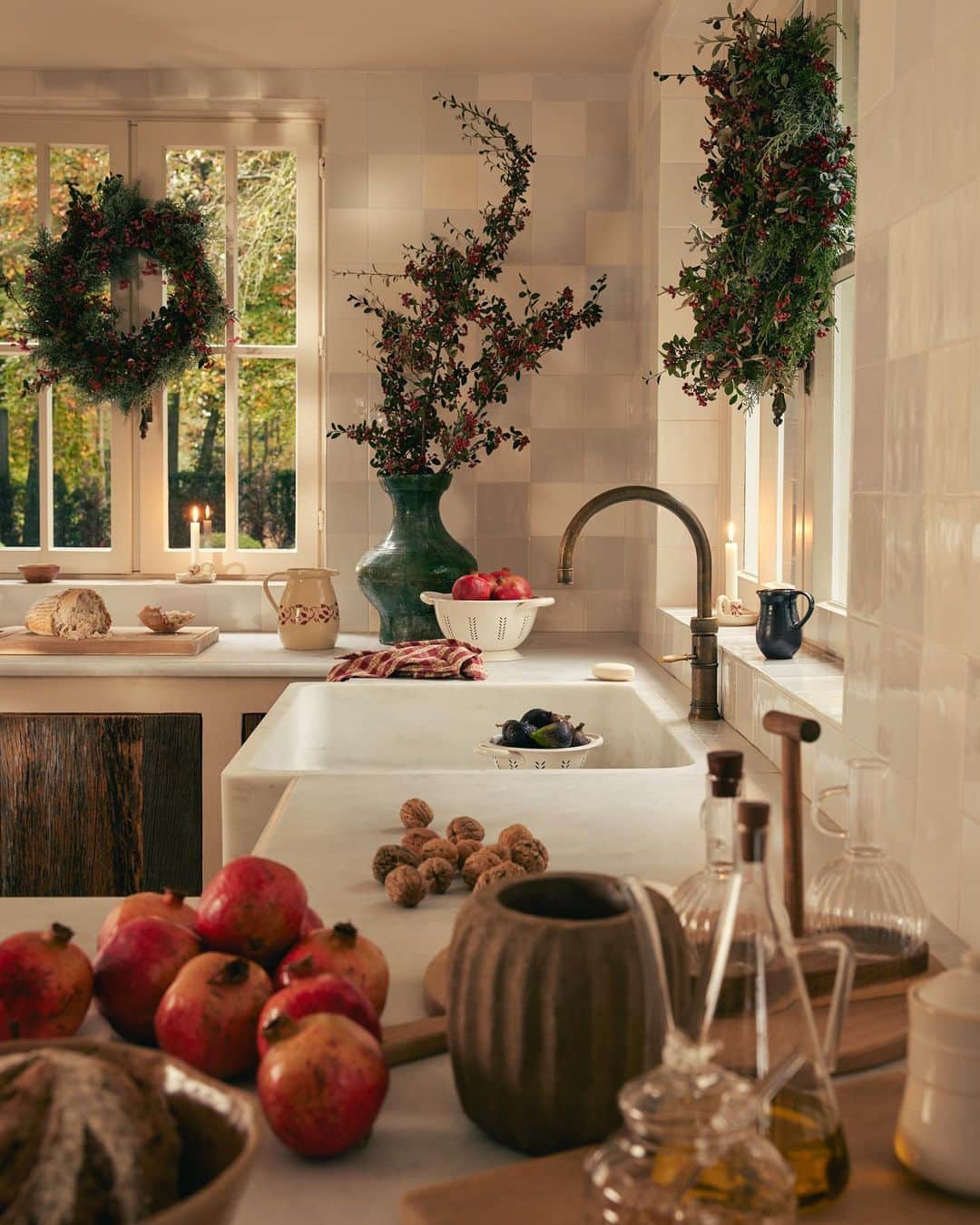 Zara Homeのインスタグラム：「GETTING READY FOR THE HOLIDAYS • Discover new ideas to decorate your home in this festive season at zarahome.com」