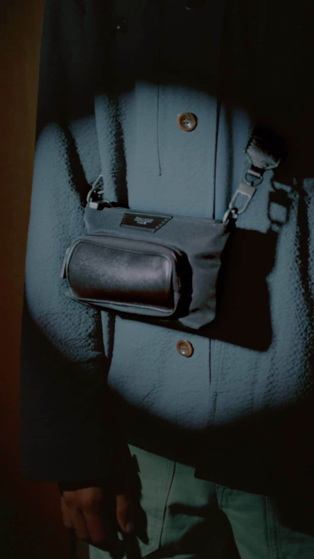 MR PORTERのインスタグラム：「Meticulously designed and cleverly constructed by Italian artisans. Keep your daily essentials close to hand with @serapianmilano’s luxurious leather goods.  Discover the latest pieces from Serapian to land on the MR PORTER virtual shelves -  link at the bio.」