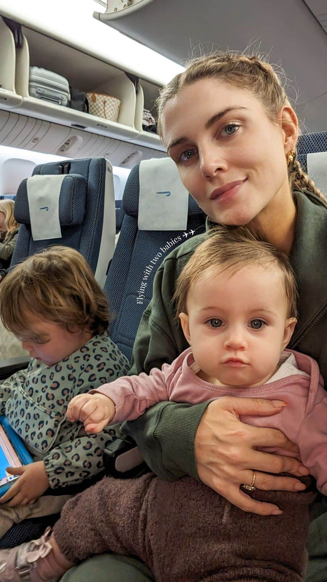Ashley Jamesのインスタグラム：「12 hour flight with two babies ... Completed it! 💓✈️  This is obviously a joke, but felt very lucky to have Tommy’s parents on the plane with us! Nana sat next to us the whole way, although to be honest both littles were amazing. 🙏✈️  We took a night flight and packed lots of snacks! It was alf’s first time having his own chair and he was really good. He loved watching the movie Trolls on the screen, even though he didn’t want to wear the headphones!  We gave him chocolate buttons and his milk in a straw for take off and landing and he had no issue with his ears. And we eventually put our hand luggage stacked up on the floor so he could lay his legs out. He slept pretty much 9 out of the 12 hours!  Ada Breastfed on take off and landing, and loved waving at everyone on the plane. We were SO happy that she went to sleep in her bassinet that they put up in front of your seat, as when Alf was little he’d never go in. But it felt like every time we got her into it, the seatbelt sign went off. Then she’d wake up and we’d have to start all over again.   I brought my nursing pillow, as I remembered how good it was with Alf and that meant we both got to sleep for a while with her on me.   I saved all my hand luggage tips in a highlights, but I’d say in the end we didn’t need hardly as much as we thought. Which is great because they actually wanted to sleep.  The return is a day flight so we’ll see how that goes. But anyway, the biggest tip is to pack nana. 🤪💓✈️」