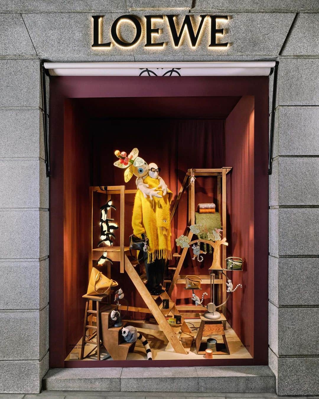 Loeweのインスタグラム：「CASA LOEWE Madrid's festive windows.  Visit our vibrant store windows around the world, inspired by Suna Fujita's naturalist motifs within our Holidays collection.  #LOEWE #LOEWEgifts」