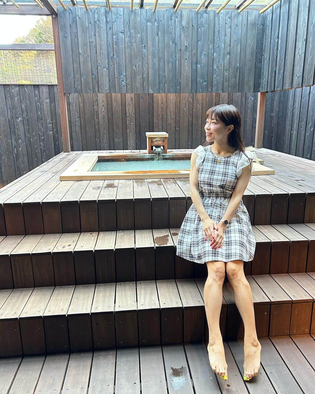 DJ MIYAのインスタグラム：「きゃっほほ♡北海道から東京に帰ってきてまずはあたたか〜いって思った*\(^o^)/*🎀  今月はじめにはこちら♡温泉もほんとうに素晴らしいお宿  かぐや姫 『竹取物語』をコンセプトにした旅館  箱根の高級旅館  『金乃竹 仙石原』様に宿泊させて頂きました❤️  PR @kinnotake.sengokuhara   【お部屋レポート『姫』と露天風呂に内風呂編】  全室ににごり湯♨️露天風呂付き客室があるお宿？ 仙石原といえばにごり湯ですよね♡  2023年4月に誕生した新客室「姫（HIME）」に宿泊させて頂きました💖  総面積131平米（客室90平米+テラス41平米）の広さにも驚きましたが  価格帯にも驚きましたぁぁぁ。 それでも宿泊してみると納得  ここは別世界💕  温泉露天風呂・内風呂付 禁煙のお部屋  外のテラスにある源泉かけ流しの露天風呂も2人占めの世界 静けさと温泉の♨️温かさがほんとうに気持ちよかったです❤️  さらには大きな内風呂も天然温泉です♨️  プライベート感が大事にされているお宿で凄くいい！他のお客様とは一切会わないようになっていて  すごく落ち着いて過ごせますし内装やあらゆるところに遊び心も感じられるすてきなお宿です  こんなに竹が至る所に使用されている空間は初めてで嬉しいです❤️和のおもむきが素晴らしい  タオルアートでお出迎えしてくださって驚きましたぁぁ❤️ハート❤️❤️が大きくて可愛いしすてき♡  感激して眺めちゃいました♡  最高グレードのこちらの客室には源泉掛け流しの露天風呂に温泉内風呂♨️も大きくてそこにあるシャワーブースもかなりの広さ。  他の客室に比べて『姫』のお部屋はワンランク上のサービスとアメニティをご提供♡  とにかく特別感はんぱなかった*\(^o^)/*  さらにパウダールームの所は床暖房もきいていて気持ちよかったです。  ◉源泉: 天然温泉：自家源泉 金色(こんじき)の湯  金乃竹 温泉♨️  ◉泉質: アルカリ性単純温泉  ◉総部屋数:9室  Web: https://kinnotake-tonosawa.com  https://www.ikyu.com/00001758/?ppc=2&rc=1  Access:  神奈川県足柄下郡箱根町仙石原817-342  #箱根 #箱根旅行  #金乃竹 #金乃竹仙石原  #箱根温泉 #箱根湯本 #ikyu_travel  #hakonetravel #箱根旅館 #露天風呂 #高級旅館 #箱根金乃竹 #全室露天風呂付き客室 #客室露天風呂 #箱根女子旅 #タビジョ #トラベラー #旅好き女子 #温泉旅館 #源泉かけ流し #東京カレンダー #トリップアドバイザー #神奈川観光スポット #温泉大好き #仙石原 #ラグジュアリーホテル #ホテルステイ #ホテル宿泊 #高級ホテル  #マイトリップMIYA」