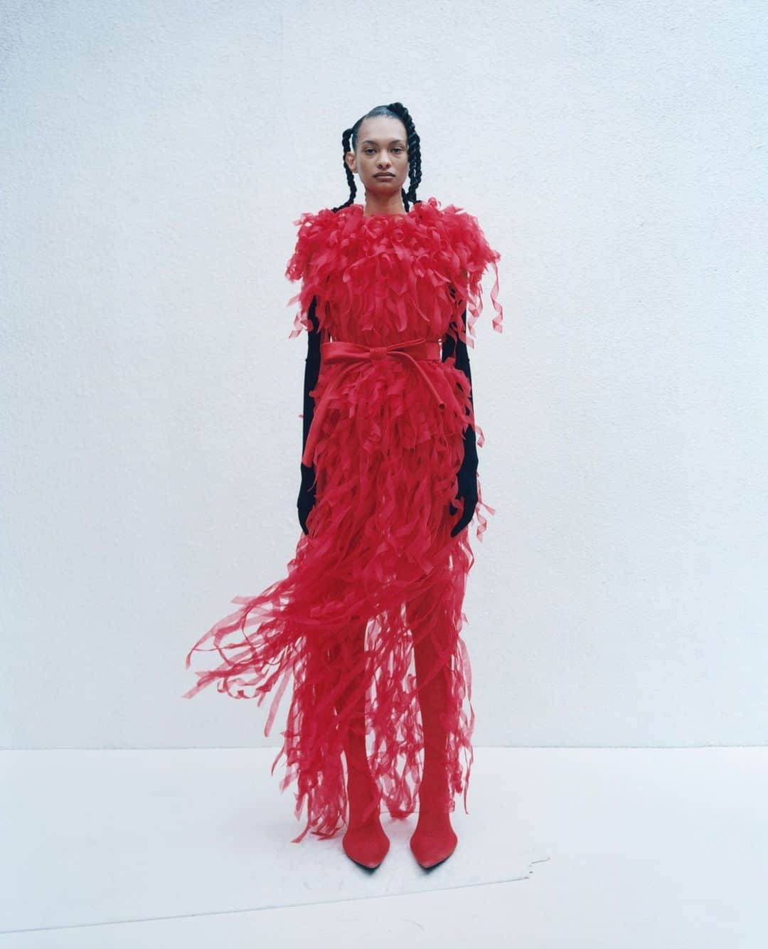 i-Dさんのインスタグラム写真 - (i-DInstagram)「Demna's latest @balenciaga couture collection continued exploring some of his perennial themes — razor-sharp nods to Cristóbal Balenciaga’s jutting volumes, floorsweeping gowns quivering with feathers, trompe l’oeil jeans a result of hand-painting, as well as windswept clothing moulded as if to defy gravity and archetypal black- tie and casual garments reimagined in dramatic volumes and elaborate textures.⁠ ⁠ “Making clothes is my armour,” he said after the show. “Cristóbal used to say his métier was his armour — and [clothes] are the place where I reconnect with myself.”⁠ ⁠ “How do you make couture modern?” one journalist asked, to which he replied: “You just saw.”⁠ ⁠ But really, the answer is more complex than the surface belies. “We have a tendency, especially working in this business, to always want to modernise things,” he reflects in a new interview with i-D. “Does it need modernising? If art could exist in the context of fashion, I think it would be couture.”⁠ ⁠ Hit the link in bio to read more from #Demna on Balenciaga's rebellion against 'luxury'.⁠ .⁠ .⁠ .⁠ Text @osman_ahmed_⁠ Photography @stef_mitchell⁠ Fashion @sydneyrosethomas⁠ Hair @akemi_kishida at MA+⁠ Make-up @karinwesterlundd at Streeters⁠ Set Design Anne Aubert⁠ Casting Gabrielle Lawrence at @peoplefile⁠ Models Anne Kroon at Known, Sweia Hartmann, Mami Akol and Ash Rouault at Select, Deborah Akanni at Oui, Mortiz Wöhlbier, Seng Khan at Women, Kamil Sznajder at Aquamarine, Piotr Szatan at The Squad, Guo Jike at RockMen, Maguatte Thiam at Studio, Amance Bastard, Arthur Del Beato at Milk, Quadri Olajuwon at Xdirectn and Anton Grebentsov⁠ All clothing and accessories #Balenciaga #Couture」11月17日 2時45分 - i_d