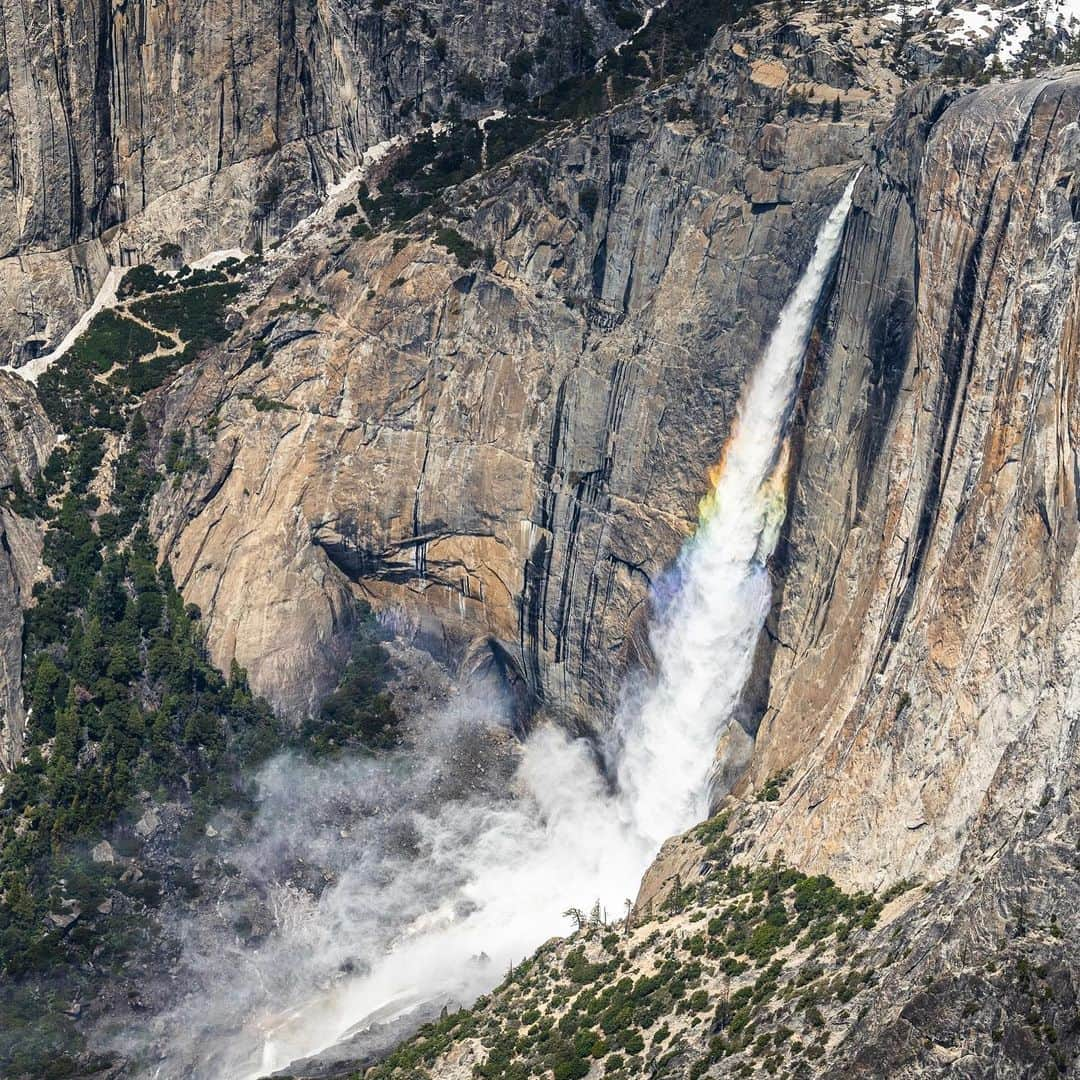 クリス・バーカードさんのインスタグラム写真 - (クリス・バーカードInstagram)「I’ve seen a lot of mountains in various parts of the world... but the Sierra were & still are my home.. the range I grew up near, drawing inspiration from those who captured them before me like Ansel Adams armed with a finicky large format camera. These images are from a flight last April when I jumped in the passenger’s seat of @gilshoham plane during an assignment for @natgeo to document the significant water accumulation after heavy rains from the previous winter... needless to say there I had never see Lake Mono so colorful and spilling to the brim. Much needed after years of draught in California」11月17日 2時41分 - chrisburkard