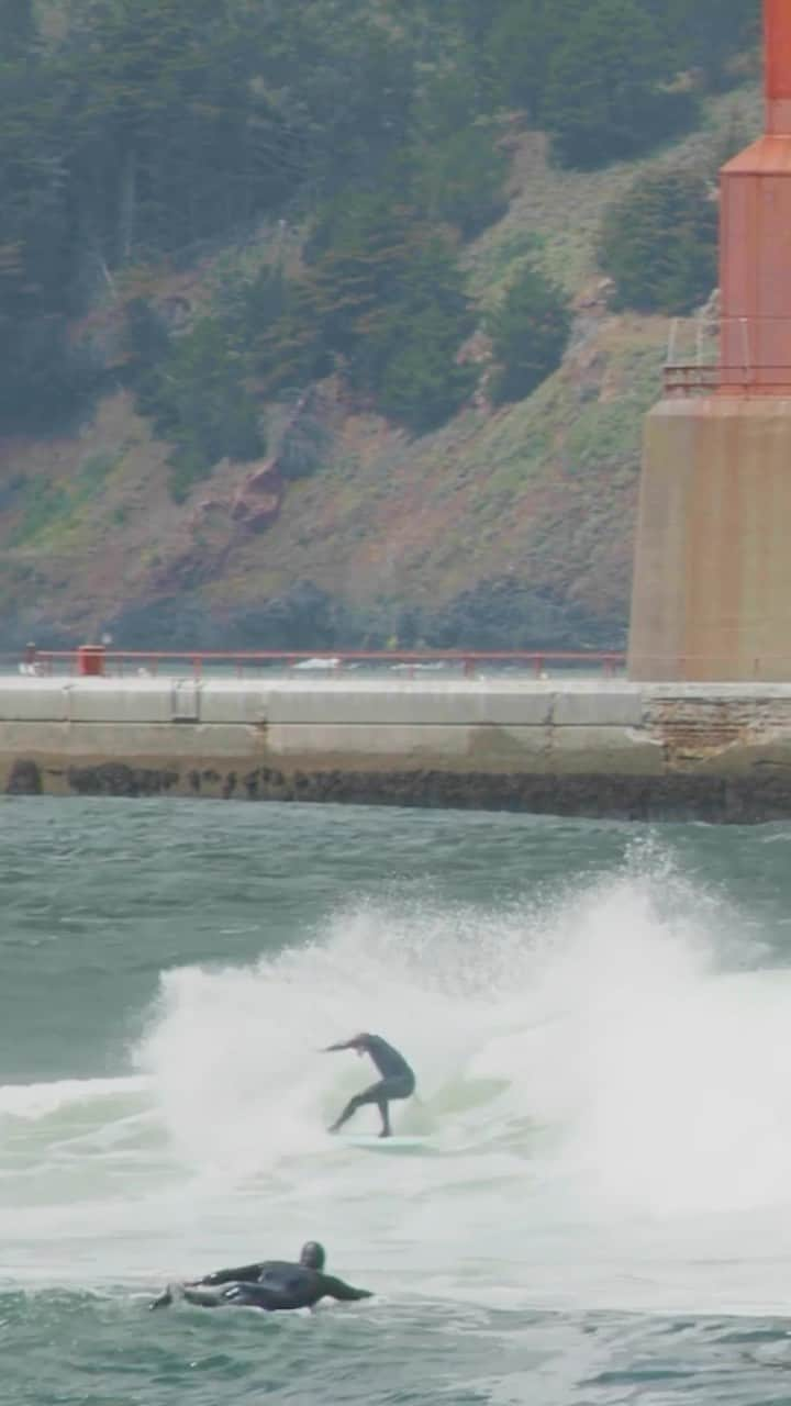 ジェイミー・オブライエンのインスタグラム：「Is Fort Point America’s best novelty wave? 🤔  Tune in now at our link in bio for the latest from your favorite surf series: No Contest. Don’t miss out, dive in now!   #WhoisJOB #NoContest #SanFrancisco」