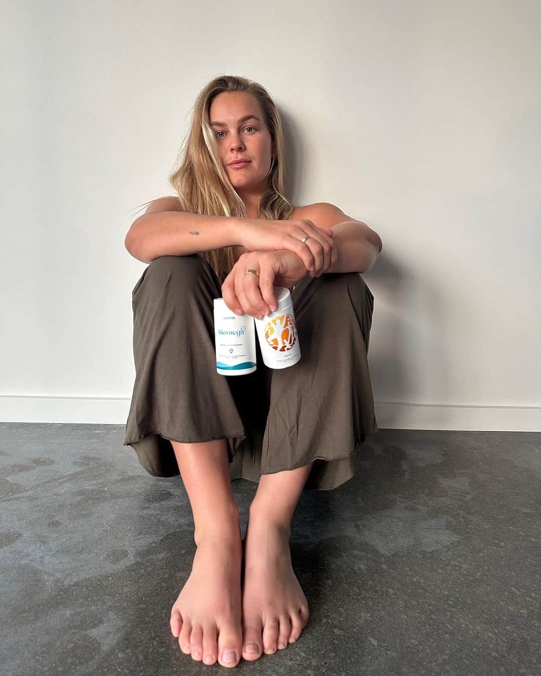 フェリシティー・パルマティアーのインスタグラム：「#ad Just the @usanainc essentials // Biomega + Poly C」